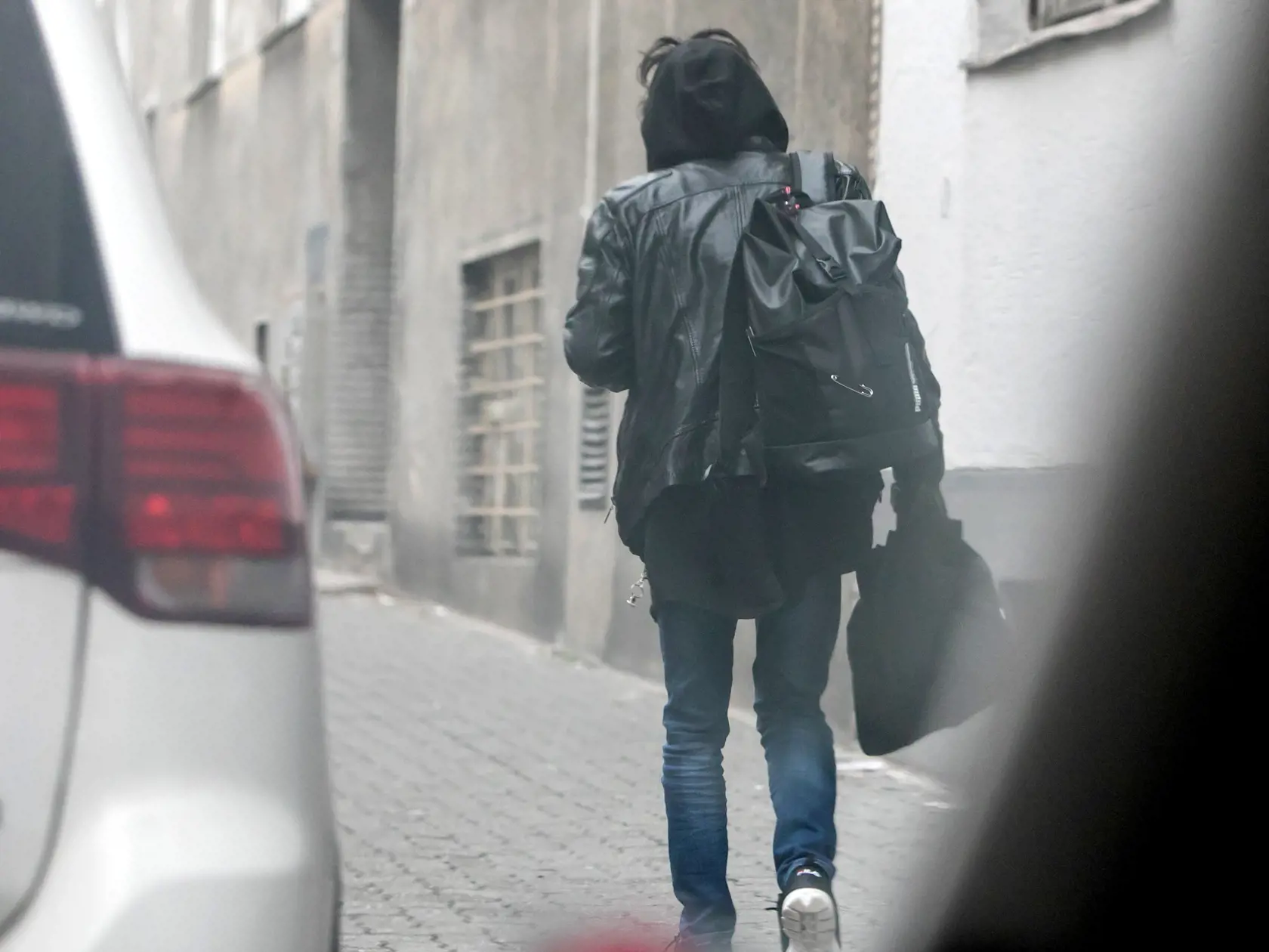Na snímke herec Robo Roth v okolí svojho bytu potom, čo jeho manželka Monika Potokárová spáchala samovraždu. (archívne foto)