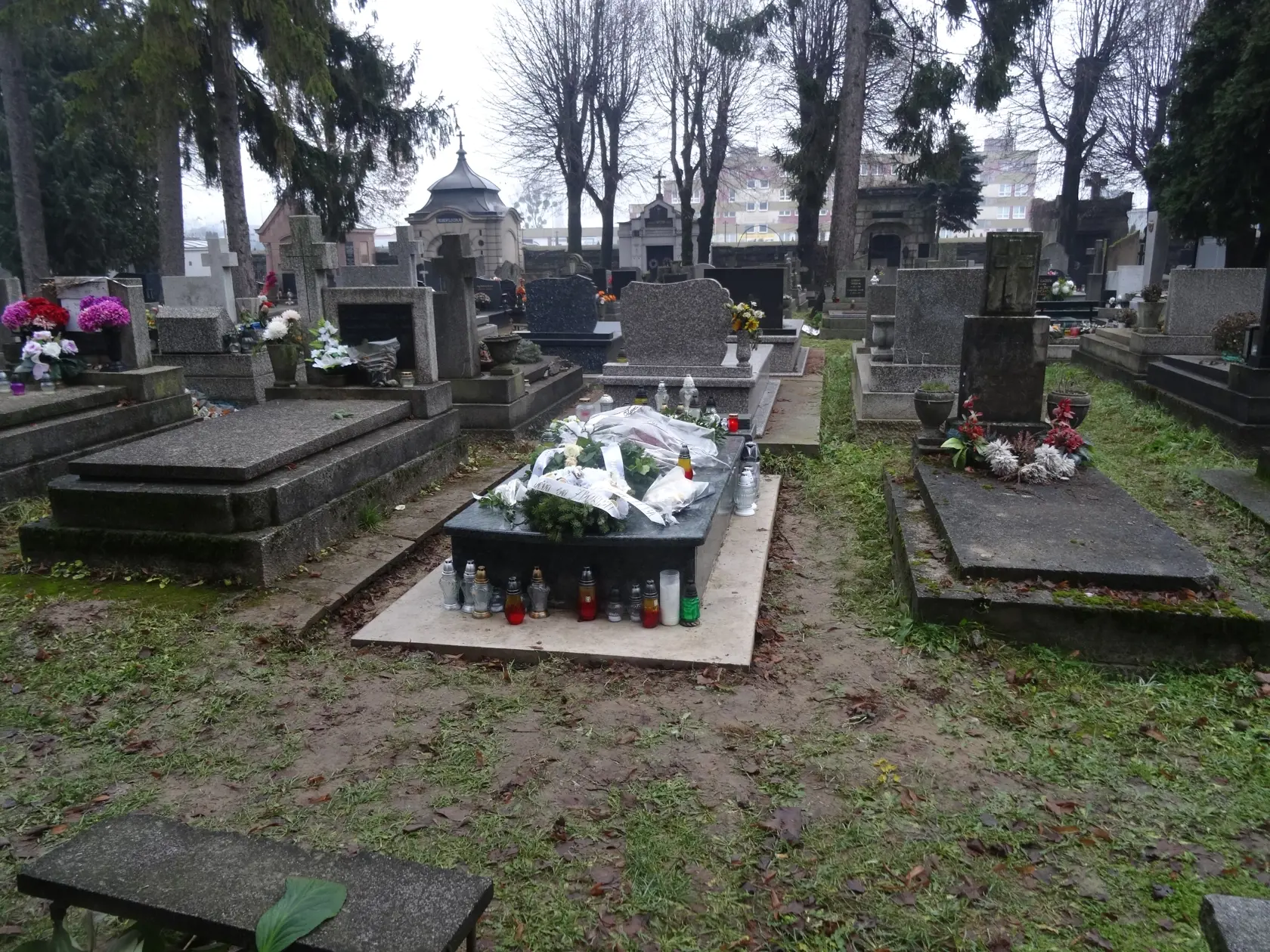 Hrob niekoľko dní pred Vianocami nebol dokončený. Chýbala na ňom tabuľa.