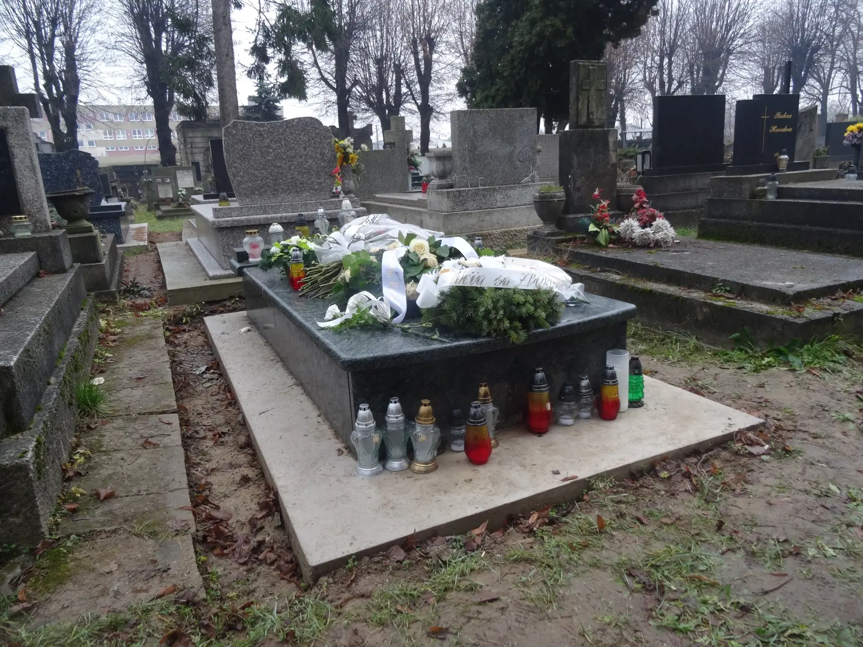Hrob niekoľko dní pred Vianocami nebol dokončený. Chýbala na ňom tabuľa. (archív)