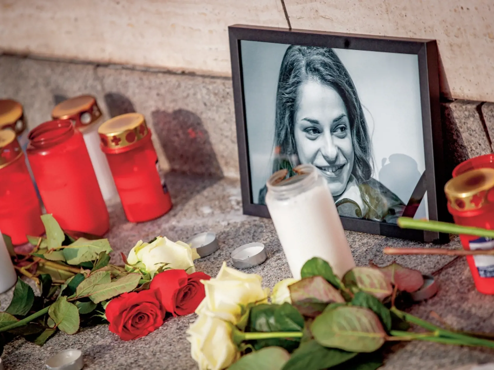 Fanúšikovia a kolegovia zapaľovali mladej umelkyni sviečky pre budovou SND.
