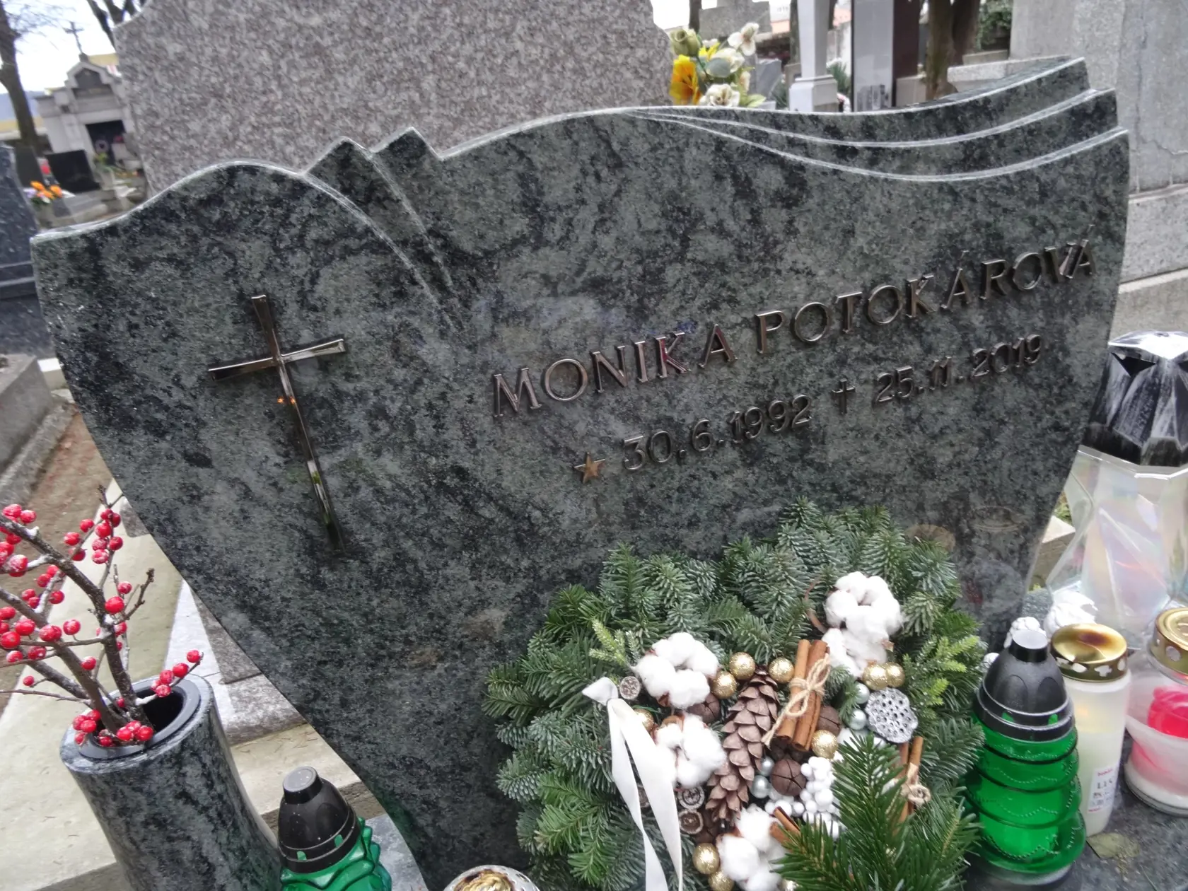 Údaje na tabuli sú takmer nečitateľné. Keďže tmavé písmená splývajú s rovnakým farebným podkladom. (archív)