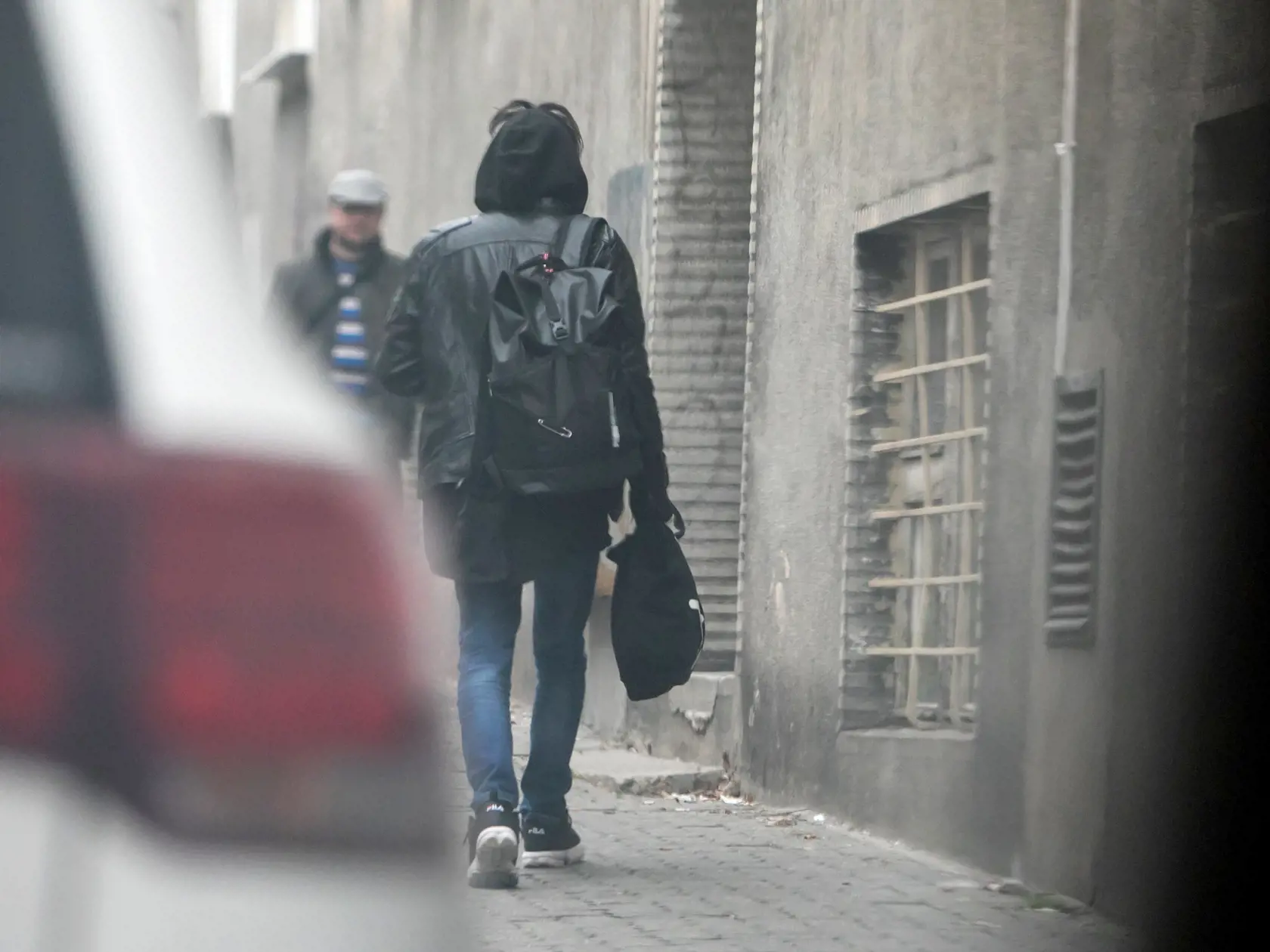 Na snímke herec Robo Roth v okolí svojho bytu potom, čo jeho manželka Monika Potokárová spáchala samovraždu. (archívne foto)