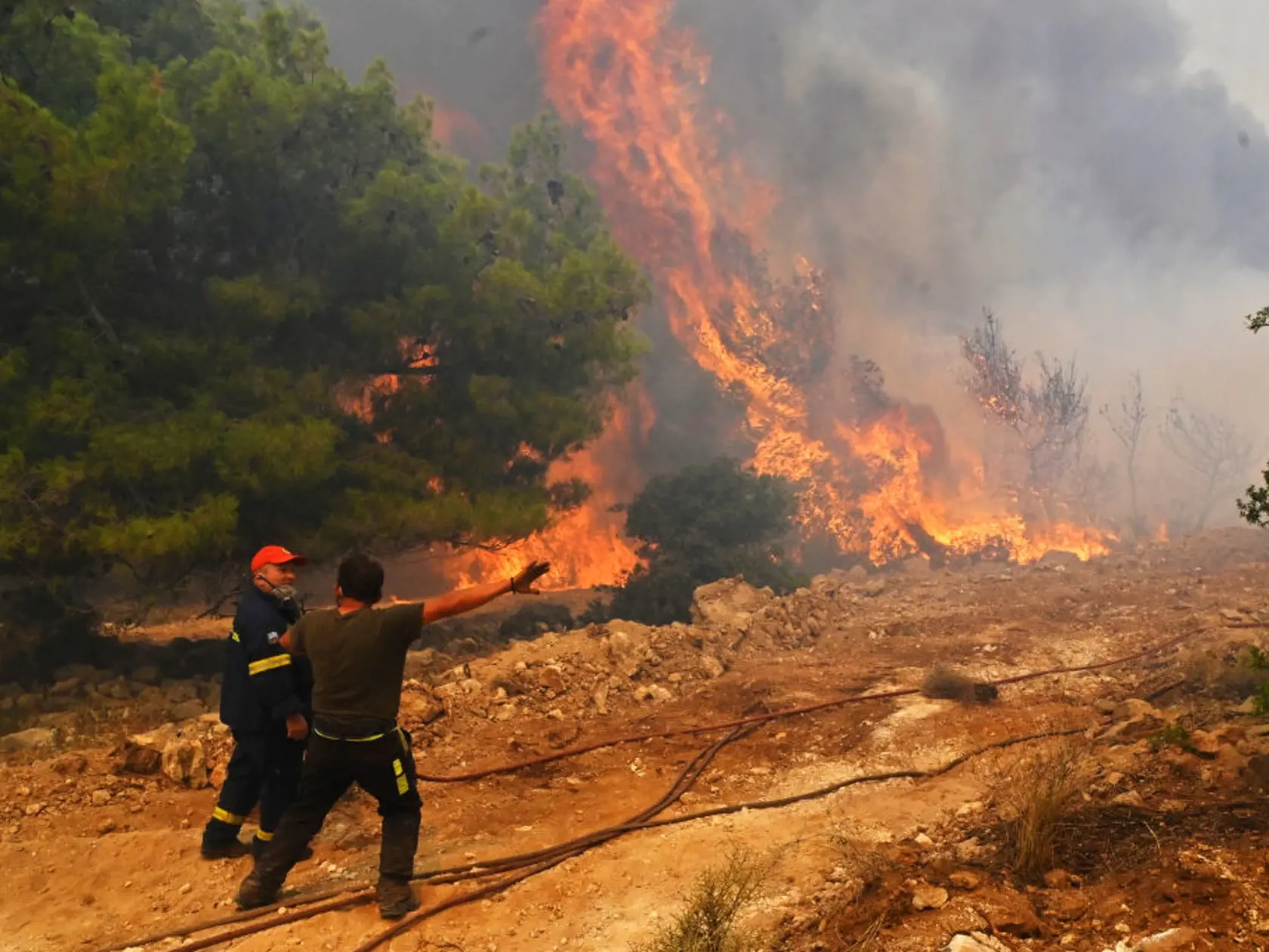 Najintenzívnejší požiar sužuje ostrov Rodos, podľa premiéra poškodil zhruba desať percent tamojších hotelov. Z najviac zasiahnutých oblastí na Rodose úrady cez víkend evakuovali 19.000 osôb, medzi ktorými boli aj slovenskí a českí turisti. Pri hasení požiarov pomáhajú v Grécku aj hasiči z krajín EÚ vrátane Slovenska.