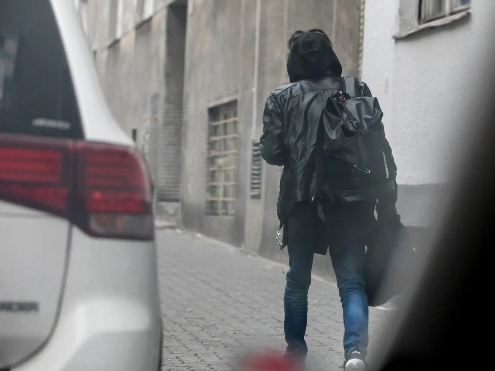 Na snímke herec Robo Roth v okolí svojho bytu potom, čo jeho manželka Monika Potokárová spáchala samovraždu. (archívne foto)