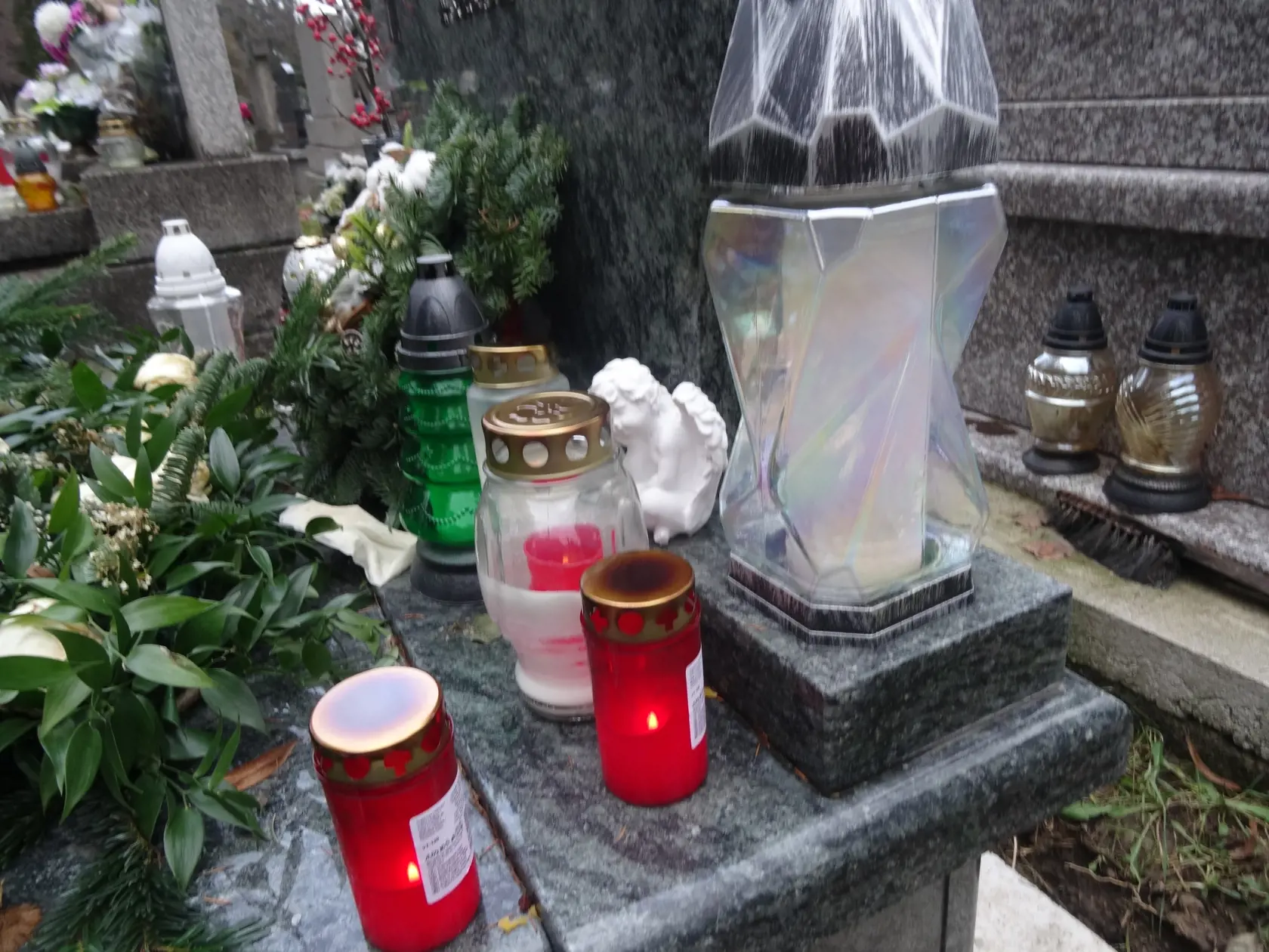 Celý náhrobok je zo sivočierneho mramoru na stranách tabule je kahanec a váza z rovnakého materiálu.