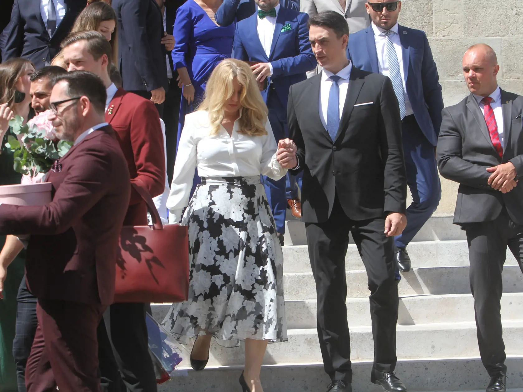Zuzana Čaputová sa zúčastnila na svadbe svojej pravej ruky. Sprevádzal ju priateľ Juraj Rizman.