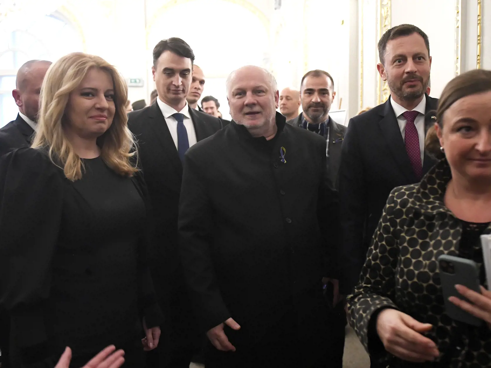 Zuzana Čaputová,Eduard Heger a Juraj Rizman vchádzajú do divadelnej sály.