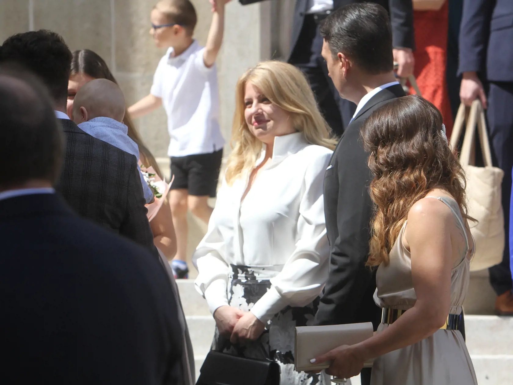 Zuzana Čaputová sa zúčastnila na svadbe svojej pravej ruky. Sprevádzal ju priateľ Juraj Rizman.