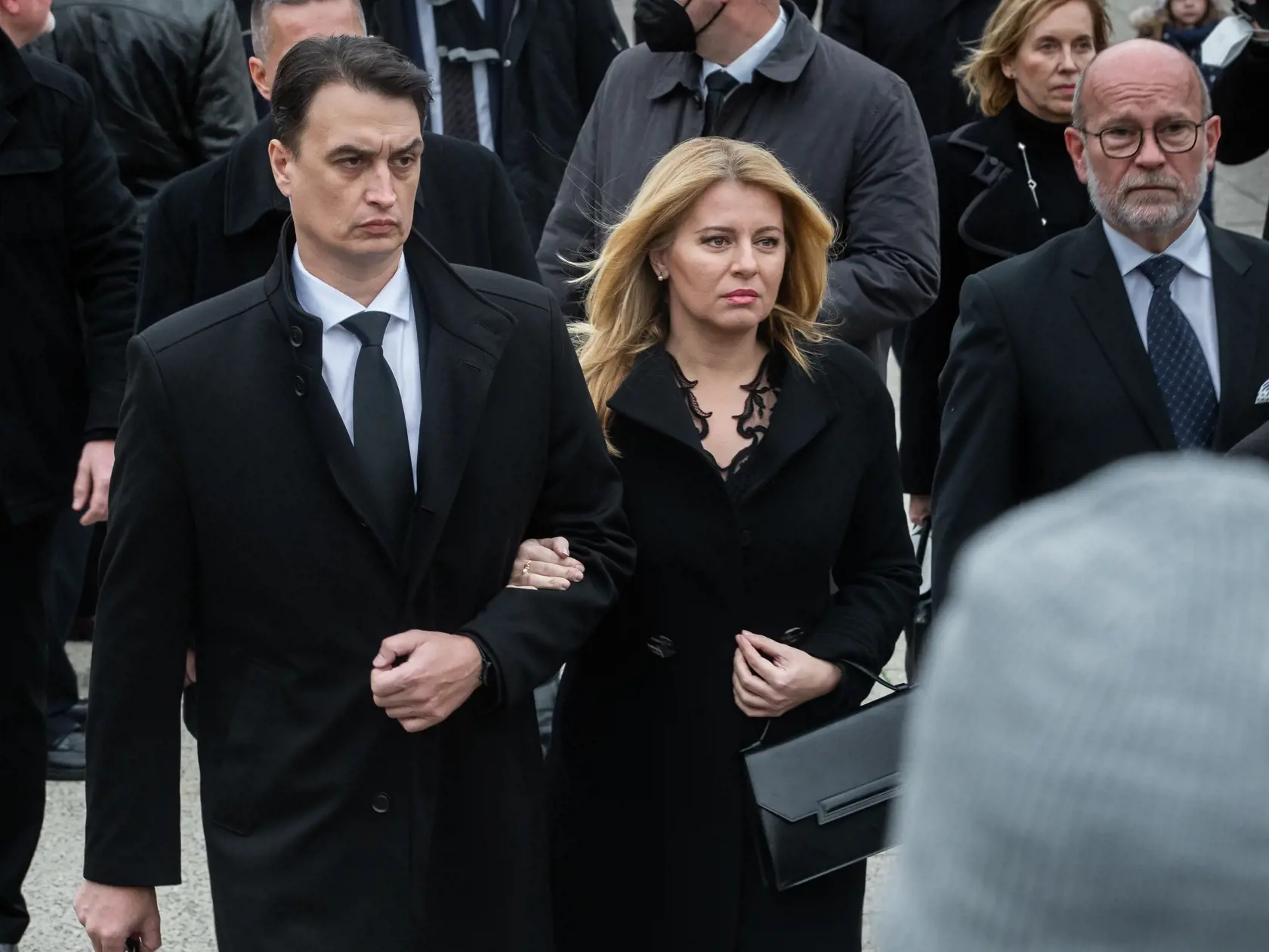 Pohreb speváka Miroslava Žbirku v pražskom krematóriu Strašnice. Na snímke Zuzana Čaputová a Juraj Rizman.