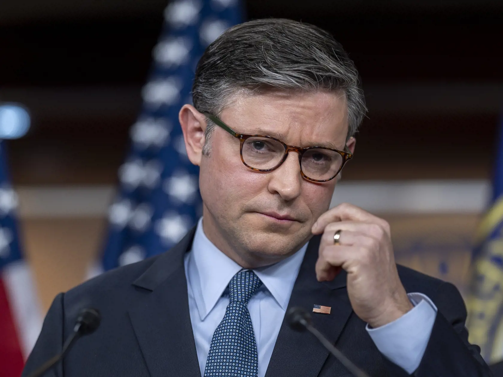 Predseda americkej Snemovne reprezentantov Mike Johnson i ďalší členovia Republikánskej strany v nedeľu naznačili, že ukrajinský prezident Volodymyr Zelenskyj možno bude musieť odstúpiť, pokiaľ má byť dosiahnutá mierová dohoda. Agentúra AFP napísala, že republikáni týmto podčiarkli závratný posun prezidenta Donalda Trumpa v prístupe k vojne na Ukrajine, ktorú pred viac než tromi rokmi napadlo Rusko, informuje TASR.
