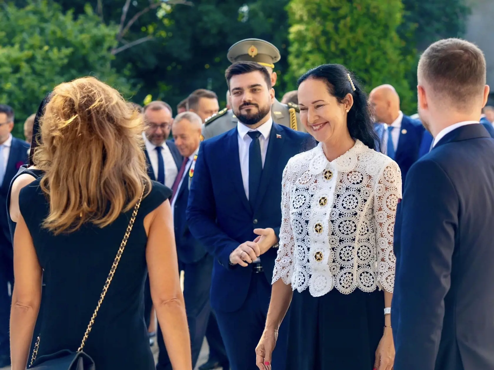Štátna tajomníčka Lucia Kurilovská si zvolila bielu čipkovanú blúzku a sukňu po kolená.