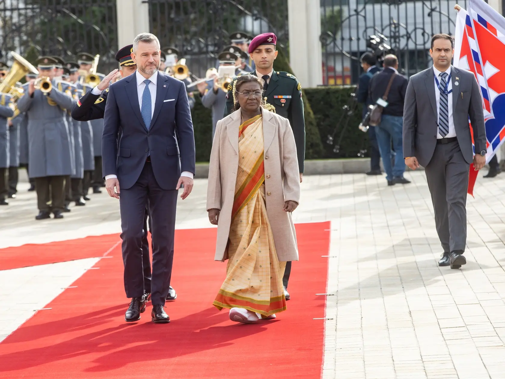 Prezident SR Peter Pellegrini víta v Grasalkovičovom paláci prezidentku Indickej republiky Draupadi Murmúovú.
