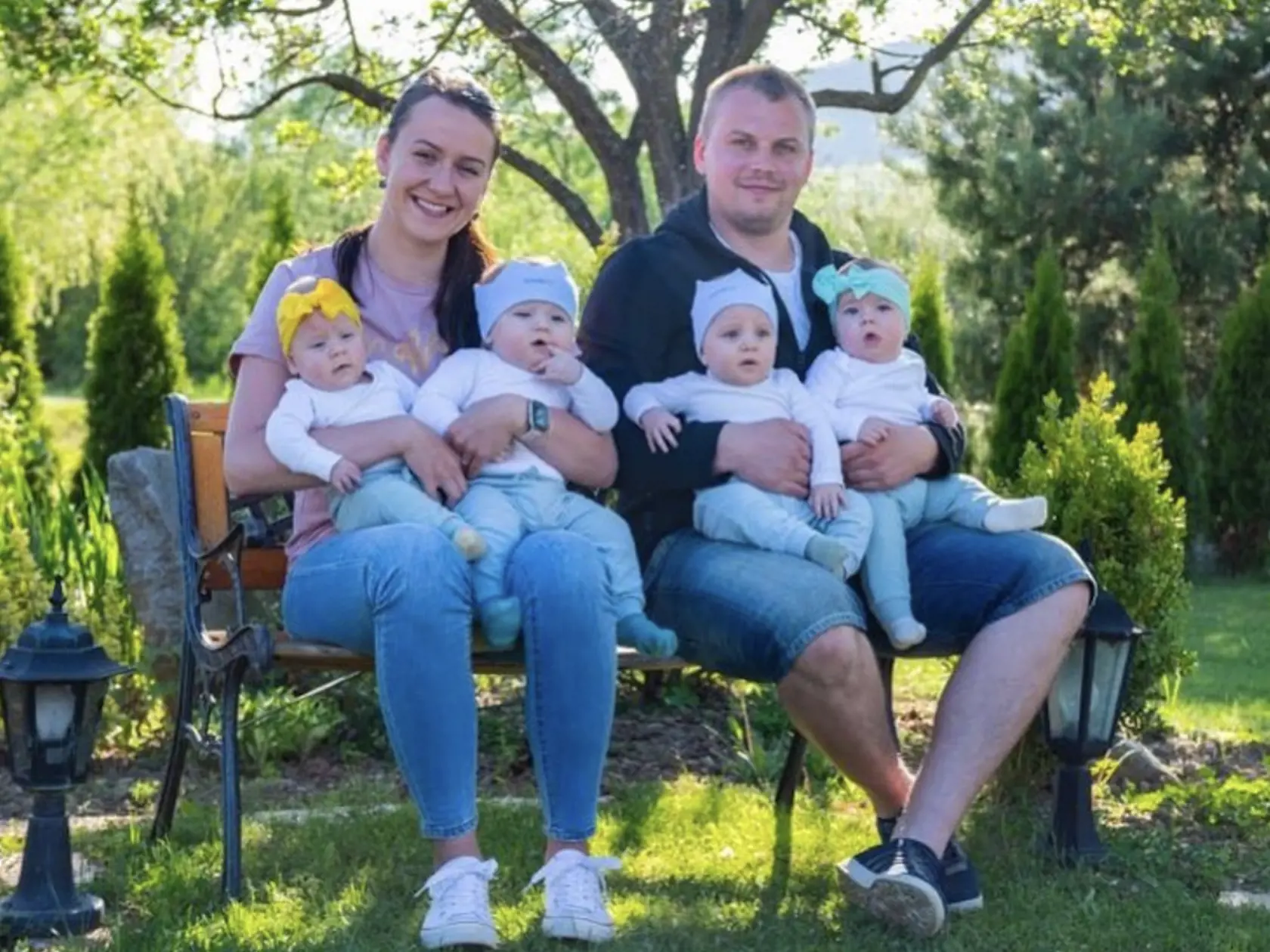 Veronika a Dalibor Križalkovičovci s ich pokladmi - štvorčatami Damiánom, Hugom, Noémi a Eliškou.