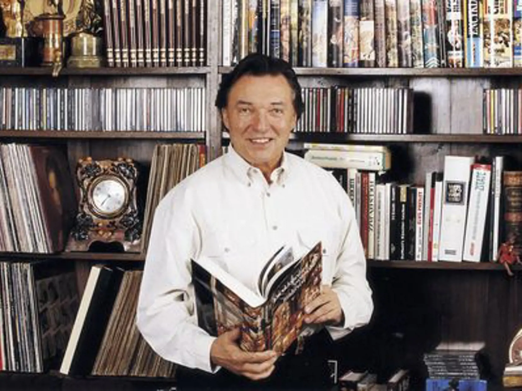 Karel Gott rád číta a počúva hudbu. Je to vidieť aj podľa jeho knihovne.