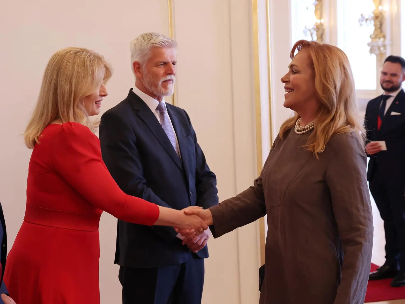 „Vyvrcholením rozlúčkovej návštevy v Prahe bol slávnostný obed, na ktorý pán prezident a prvá dáma pozvali viac ako stovku českých a slovenských osobností, ktoré svojim osobným príbehom a prácou stelesňujú mimoriadne vzťahy medzi našimi národmi a krajinami.“