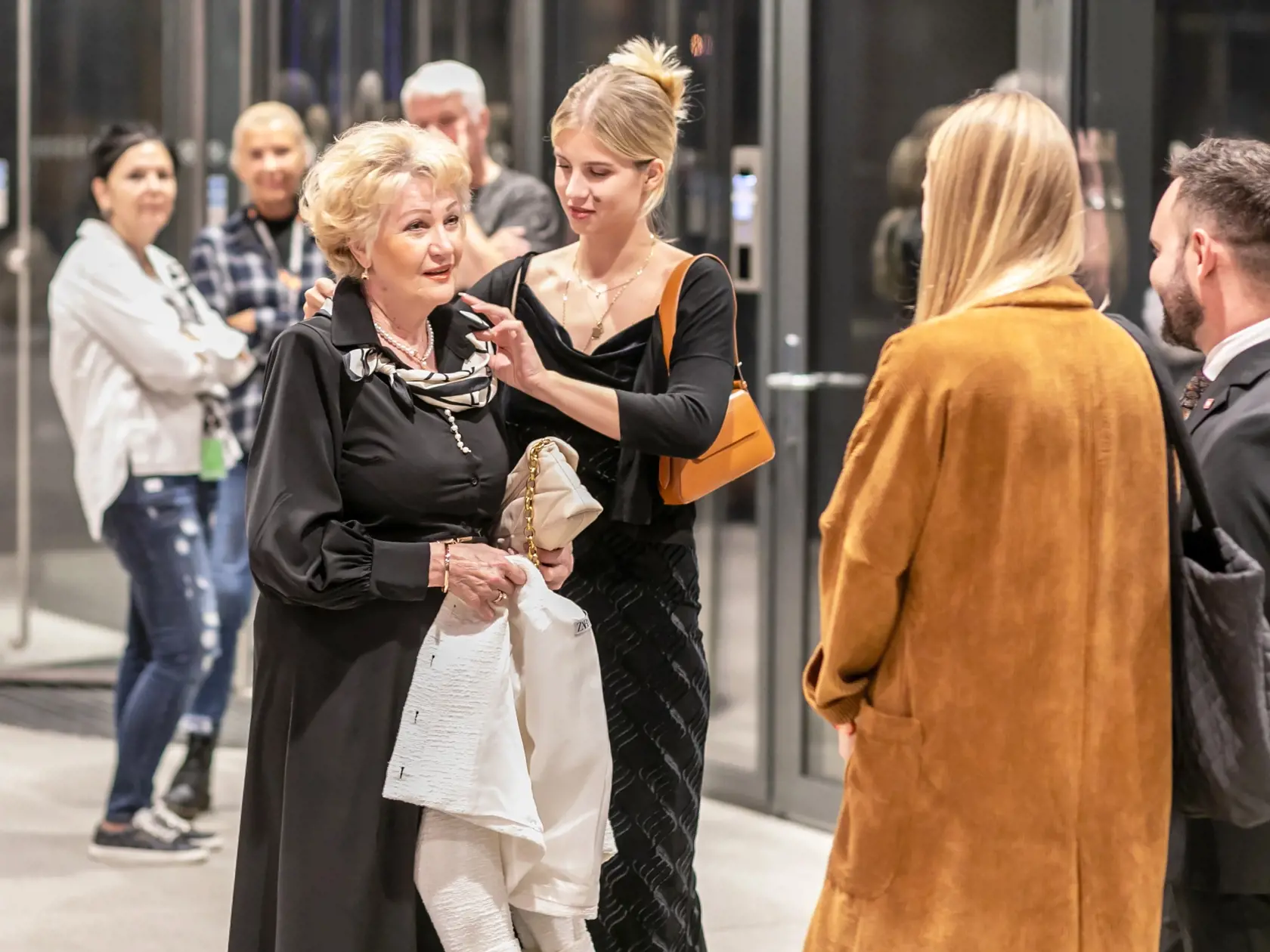 Na snímke Katarína Strapáková a Emma Čaputová prichádzajú na premiéru filmu Šťastný človek v SNG. 