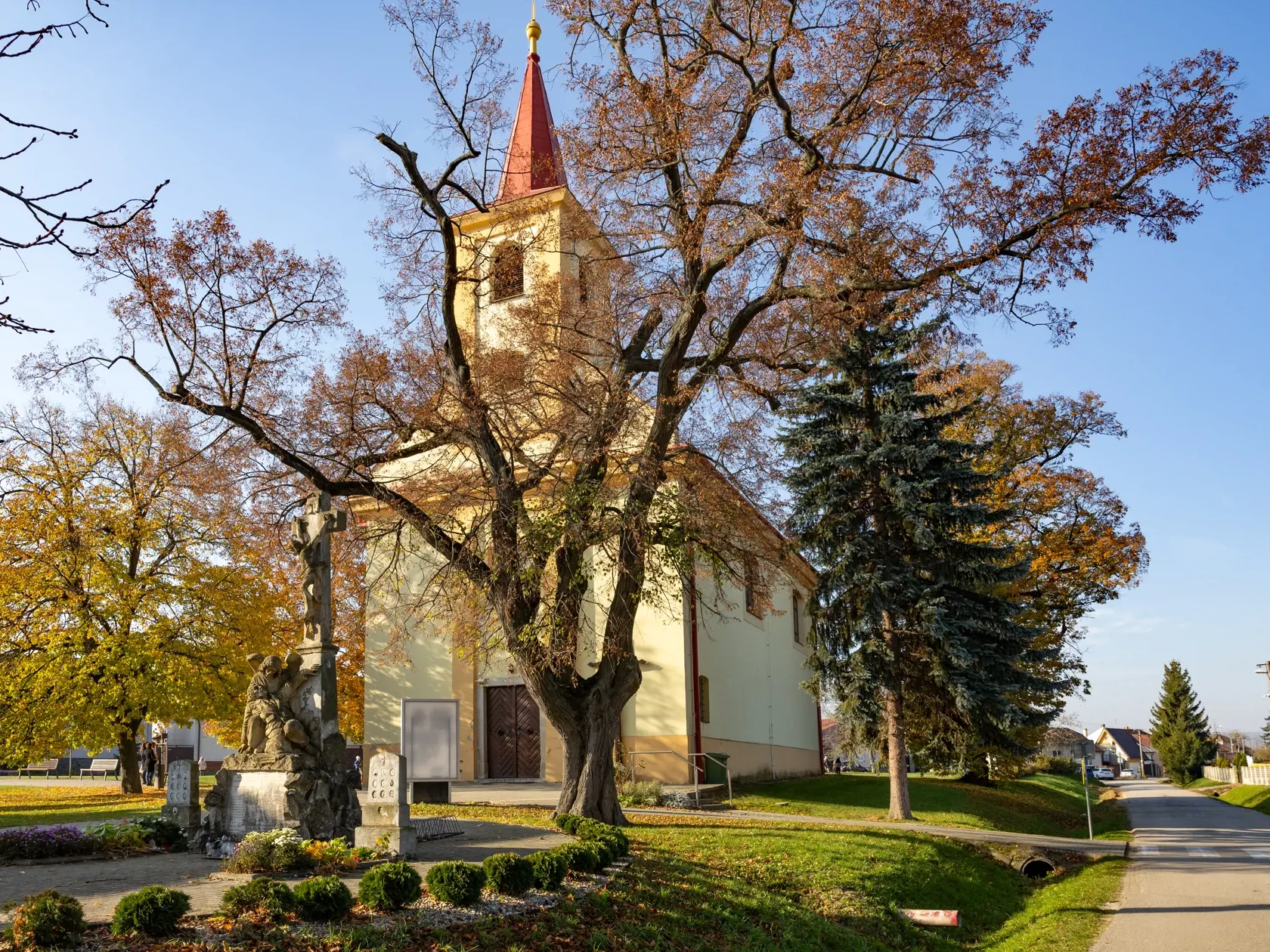 Na meiste činu v obci Boleráz, kde sa v roku 1970 stala hromadná vražda.