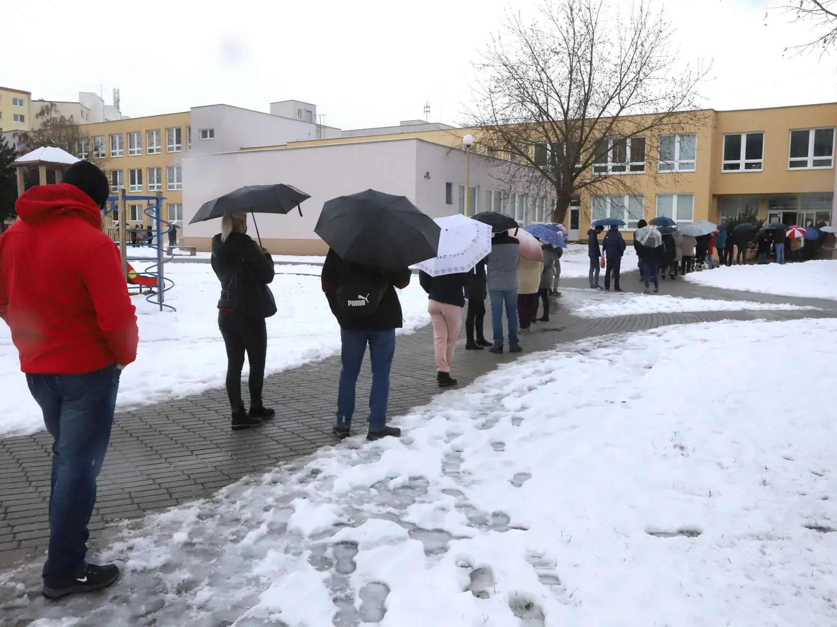 Na snímke ľudia čakajú na antigénové testovanie na prítomnosť ochorenia COVID-19  v odbernom mieste v základnej škole Zvolen Západ 30. januára 2021. FOTO TASR  - Ján Krošlák