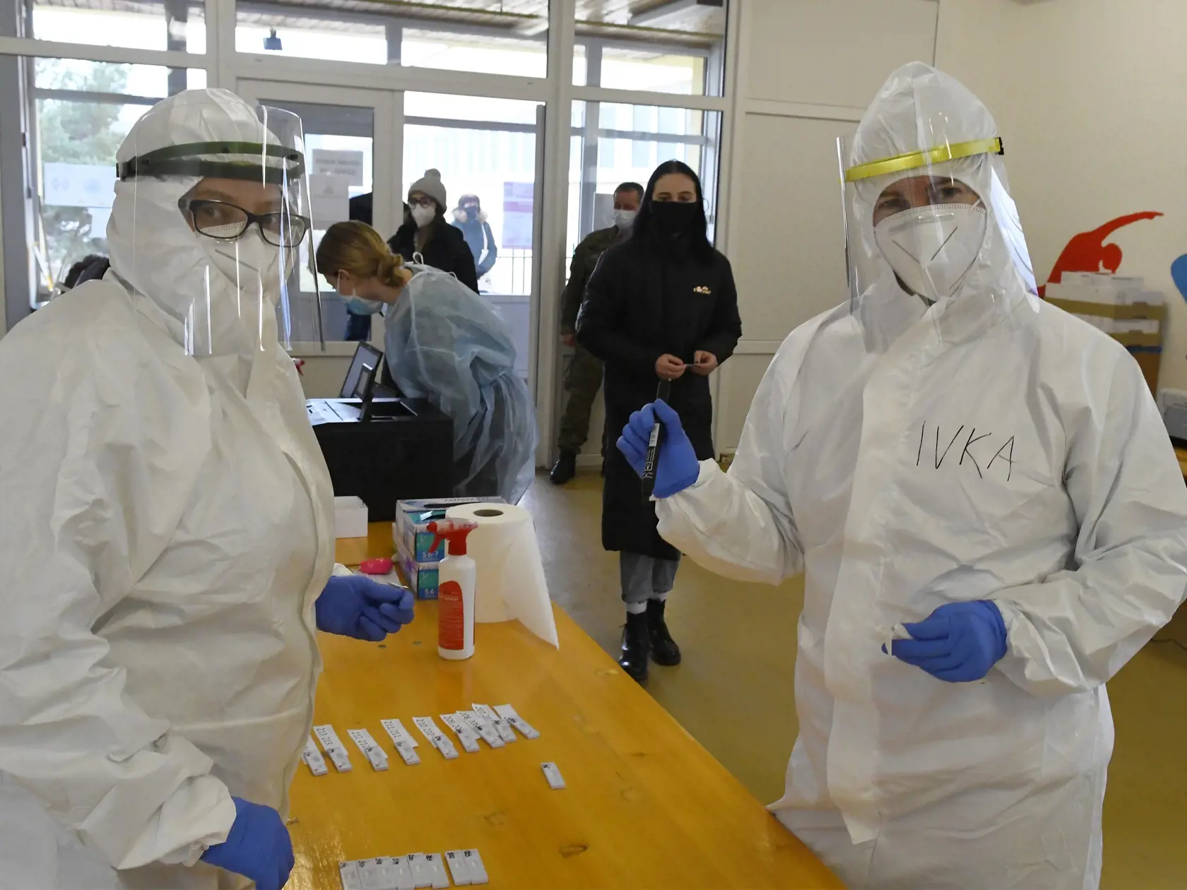 Na snímke zdravotníčky počas antigénového testovania na prítomnosť ochorenia COVID-19  v priestoroch ZŠ Janigova 2, 6. februára 2021 v Košiciach. FOTO TASR - Milan Kapusta