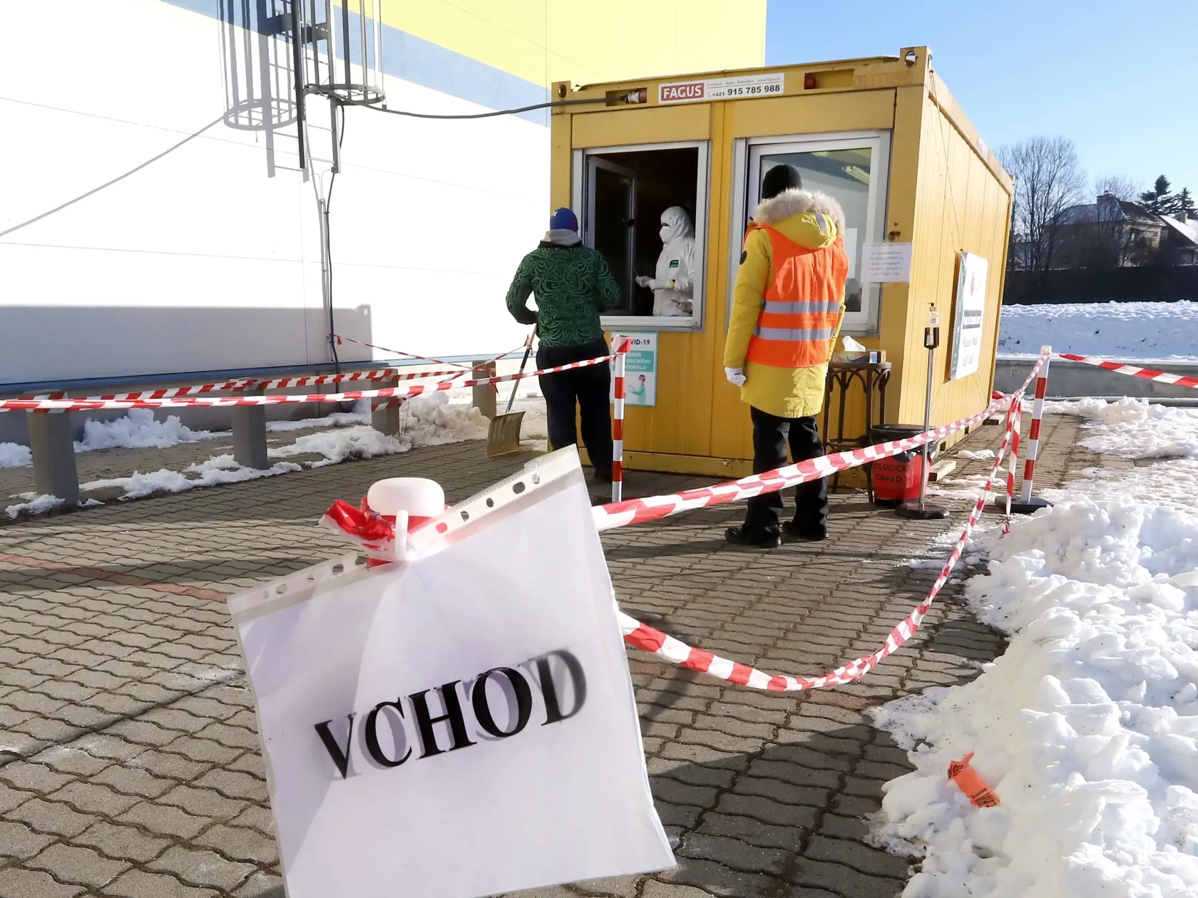 Mesto Zvolen už plošne netestuje svojich obyvateľov na ochorenie COVID-19. Záujemcovia sa môžu testovať podľa potreby v súkromných mobilných odberových miestach, ktorých je k dispozícii desať. Okres Zvolen aktuálne patrí podľa COVID automatu do tretieho stupňa varovania. Na snímke mobilné odberové miesto na antigénové testovanie na ochorenie Covid-19 na parkovisku pred bývalou Hypernovou vo Zvolene 14. februára 2021. FOTO TASR - Ján Krošlák