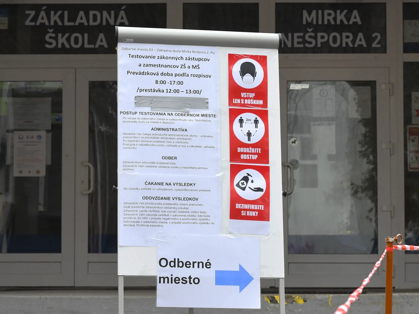 Mesto Prešov zabezpečilo antigénové testovanie pre rodičov detí a zamestnancov škôl v zriaďovateľskej pôsobnosti mesta Prešov. Na snímke antigénové testovanie na ochorenie Covid-19 v Prešove na odbernom mieste ZŠ Mirka Nešpora 7. februára 2021 v Prešove. FOTO TASR – Milan Kapusta