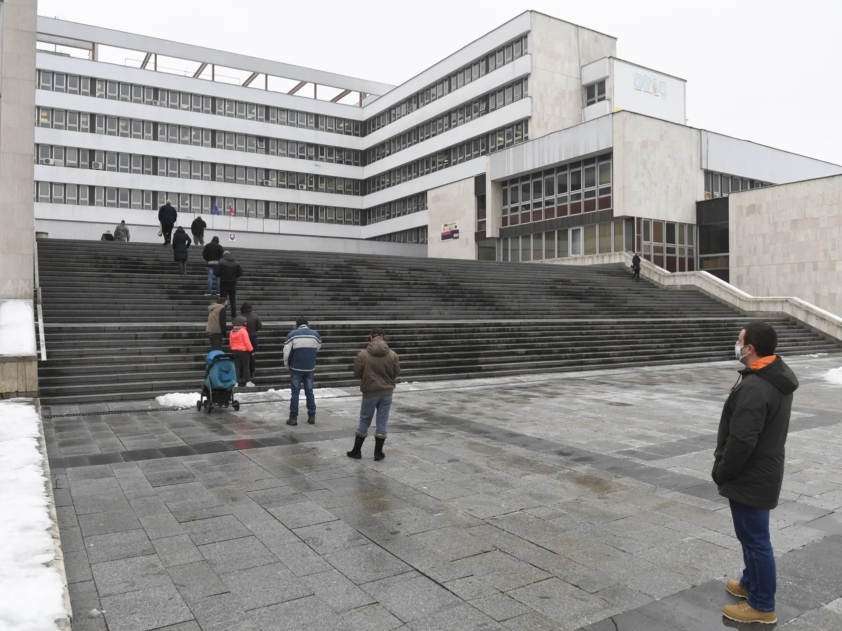 Od stredy 3. 2. do nedele 7. 2. potrebujú obyvatelia viacerých okresov na vstup do zariadení, vrátane škôl a školských zariadení, negatívny PCR alebo antigénový test vykonaný najneskôr od 27. januára 2021. Výnimku z testu majú deti do desať rokov alebo ľudia nad 65 rokov. Platia aj ďalšie výnimky. Na snímke odberové miesto na antigénové testovanie na košickom magistráte 3. februára 2021. FOTO TASR – František Iván