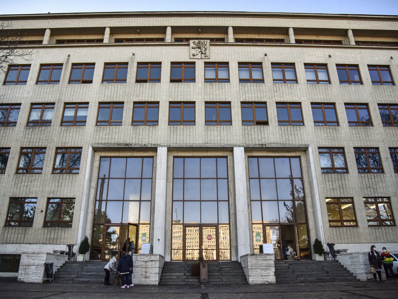 Na snímke budova Fakulty architektúry a dizajnu Slovenskej technickej univerzity (STU) v Bratislave na Námestí Slobody, v ktorej je odberné miesto pre antigénové testovanie 30. januára 2021 v Bratislave. FOTO TASR - Pavol Zachar