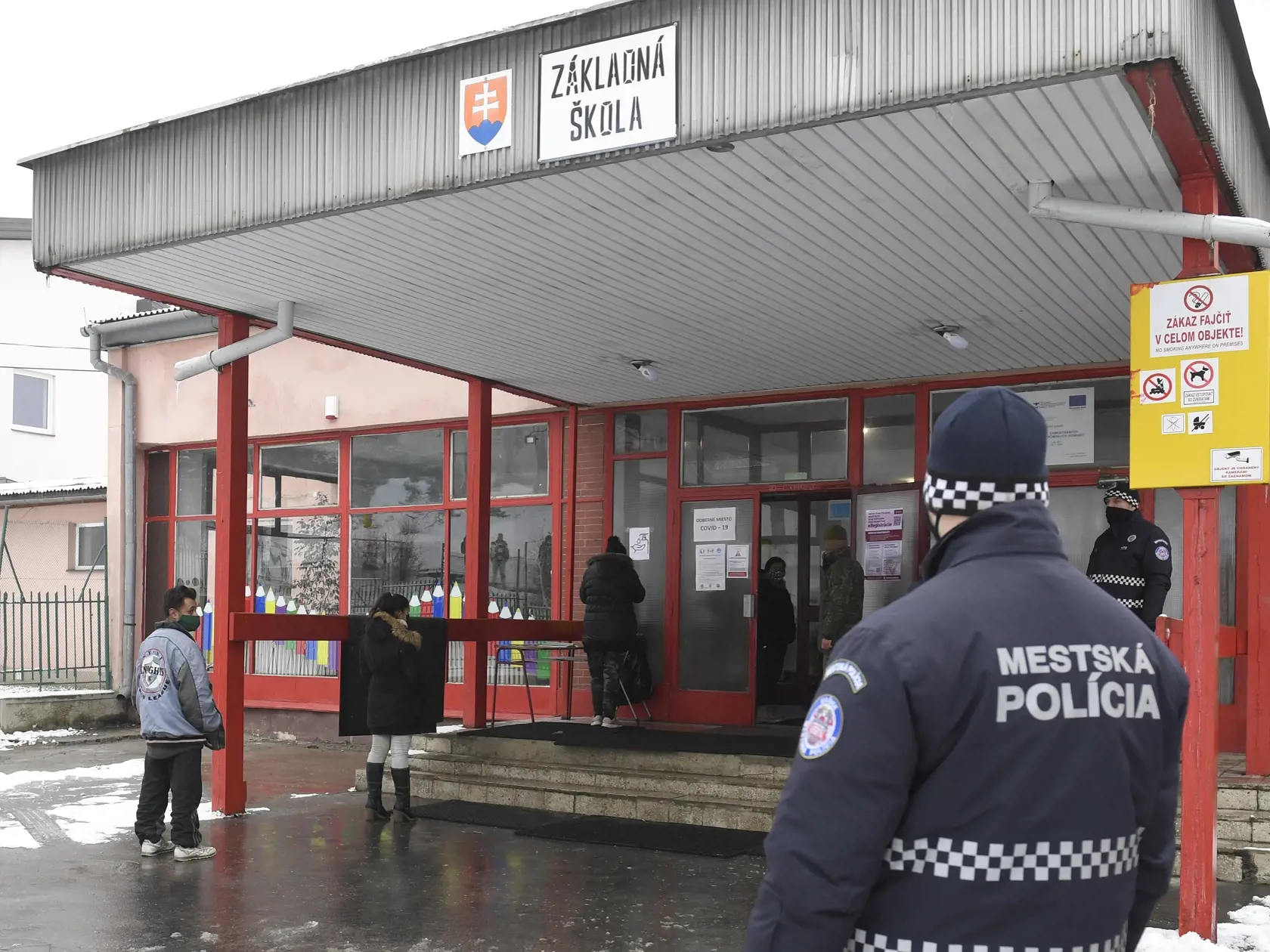 V Košiciach pokračuje od 29.1. bezplatné skríningové testovanie obyvateľov antigénovými testami. Na snímke odberné miesto v základnej škole na rómskom sídlisku Luník IX v Košiciach 29. januára 2021. FOTO TASR – František Iván 