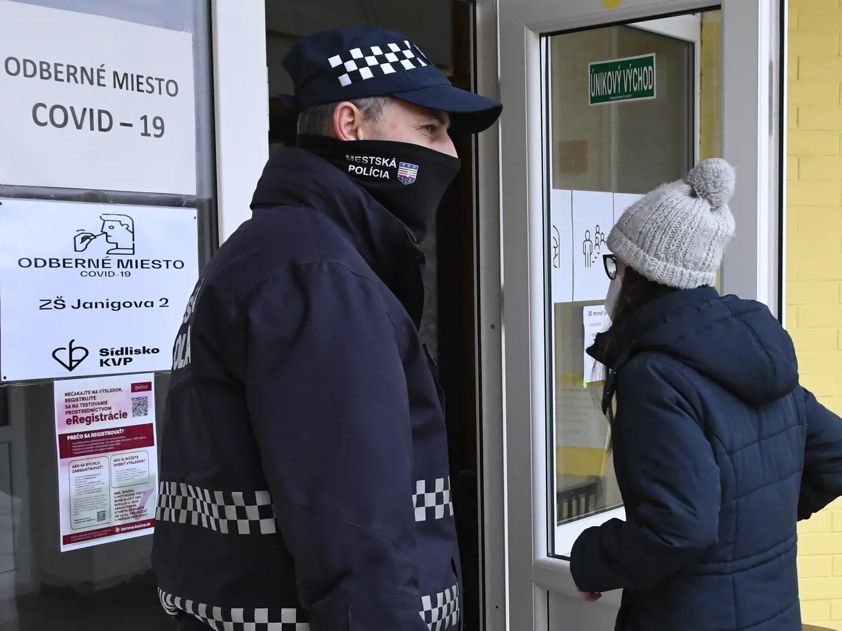 Na snímke odberné miesto na antigénové testovanie na prítomnosť ochorenia COVID-19  v priestoroch ZŠ Janigova 2, 6. februára 2021 v Košiciach. FOTO TASR - Milan Kapusta