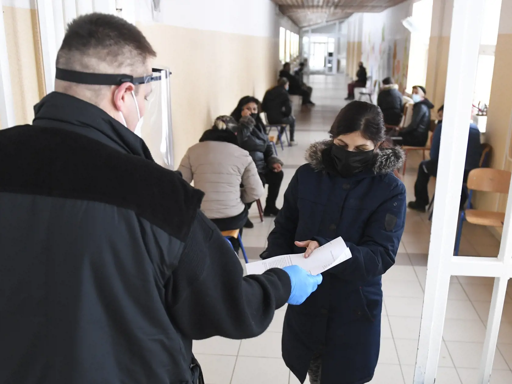 V Košiciach pokračuje od 29.1. bezplatné skríningové testovanie obyvateľov antigénovými testami. Na snímke odberné miesto v základnej škole na rómskom sídlisku Luník IX v Košiciach 29. januára 2021. FOTO TASR – František Iván 