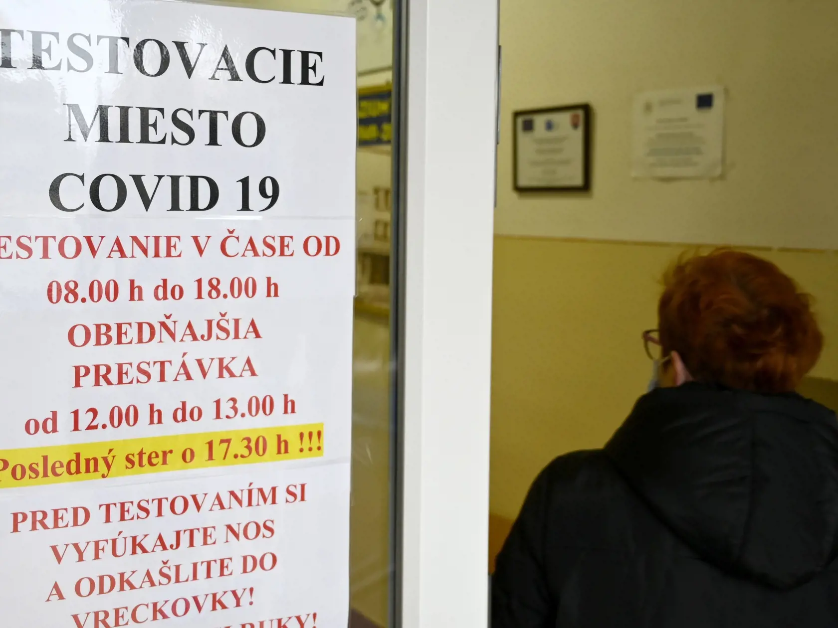 Na snímke vstup do odberného miesta počas antigénového testovania na prítomnosť ochorenia COVID-19 v priestoroch Gymnázia na ulici Komenského 32 v Trebišove 7. februára 2021. FOTO TASR - Roman Hanc