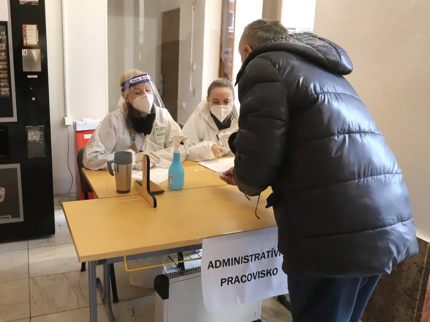 Okres Žiar nad Hronom je zaradený do štvrtého stupňa varovania v spúšťajúcom COVID automate a počas víkendu mesto pripravilo možnosť otestovať sa pre každého záujemcu.  Na snímke 3. kolo skríningového testovania na prítomnosť ochorenia COVID-19  v budove bývalého Domu kultúry v Žiari nad Hronom 6. februára 2021. FOTO TASR  - Ján Krošlák