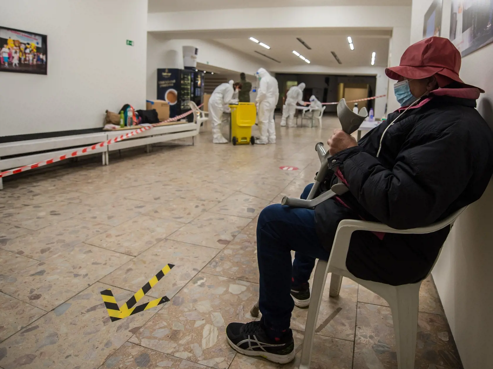 Na snímke odberné miesto na antigénové testovanie na prítomnosť ochorenia COVID-19  v priestoroch Domu kultúry Ružinov v Bratislave 6. februára 2021. FOTO TASR - Martin Baumann