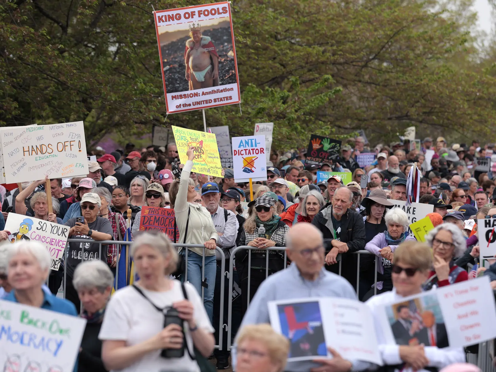 Protestujúci sa zúčastňujú na zhromaždení „Ruky preč“, ktoré je demonštráciou proti americkému prezidentovi Donaldovi Trumpovi na National Mall 5. apríla 2025 vo Washingtone. Protesty proti politike Trumpovej administratívy a Ministerstva pre efektívnosť vlády (DOGE) Elona Muska sa konajú po celej krajine v rámci akcie, ktorú organizátori nazývajú Národný deň akcie.