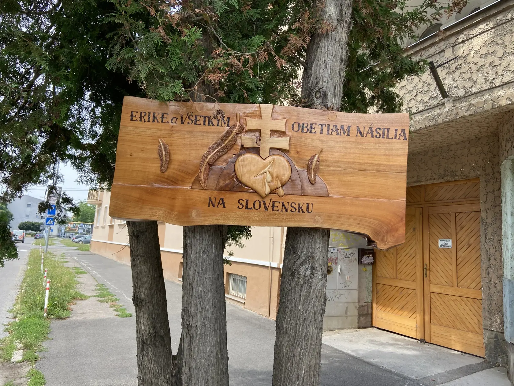 Na mieste vraždy pribudla v ostatných dňoch neobyčajná tabuľa.