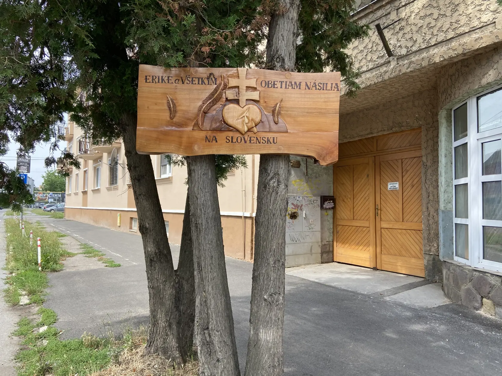 Na mieste vraždy pribudla v ostatných dňoch neobyčajná drevená tabuľa.