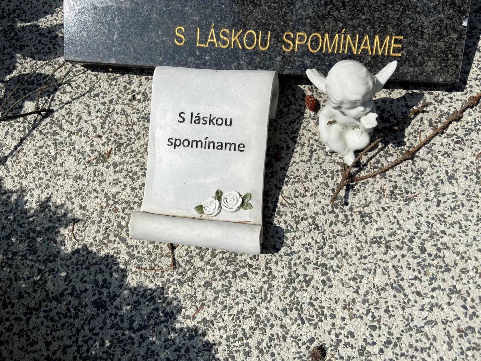 Nechýba ani anjelik s tabuľkou: "S láskou spomíname."