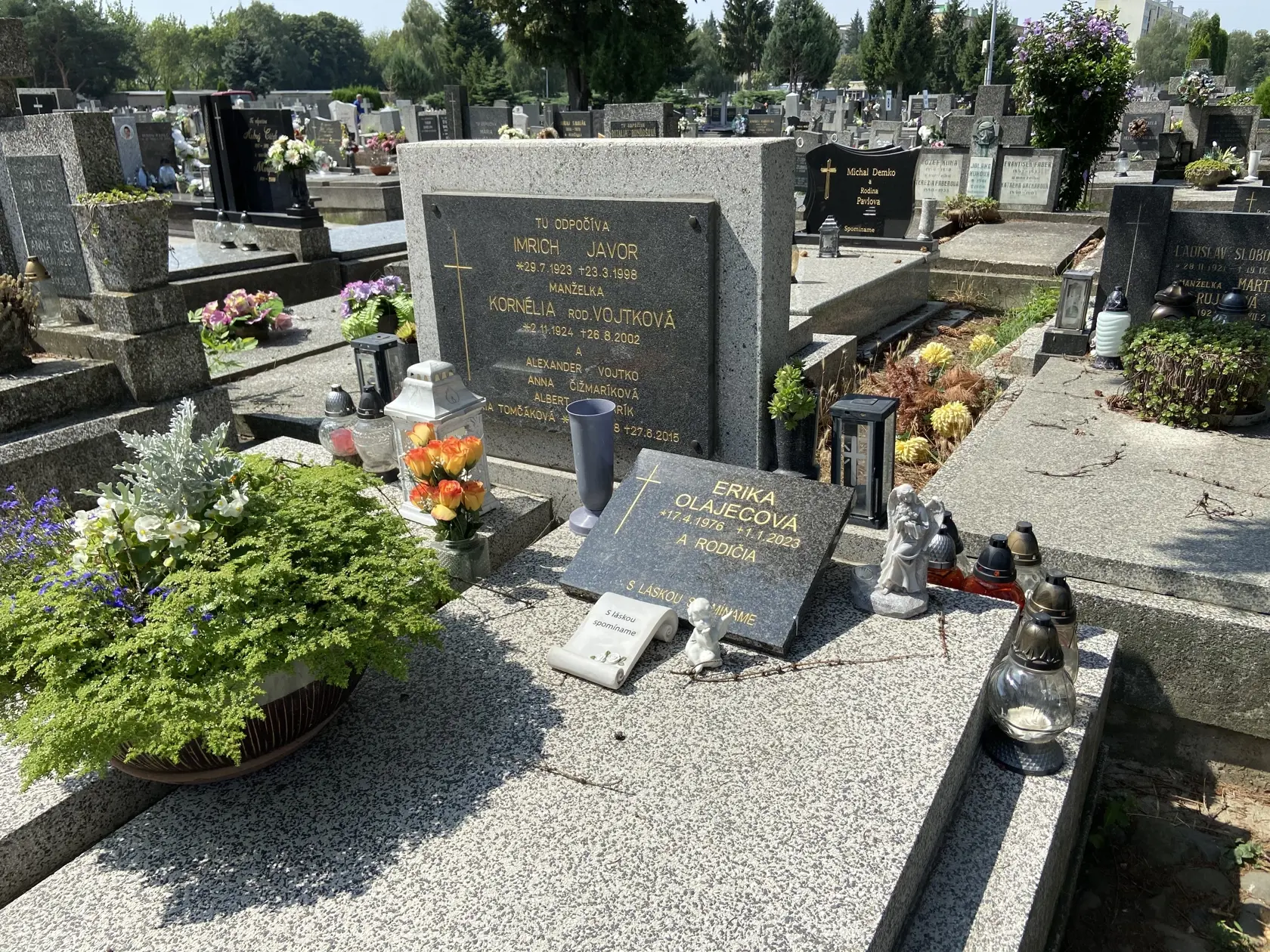 Hrob Eriky v množstve ostatných sme nevedeli nájsť. Miestni nám ho ukázali.