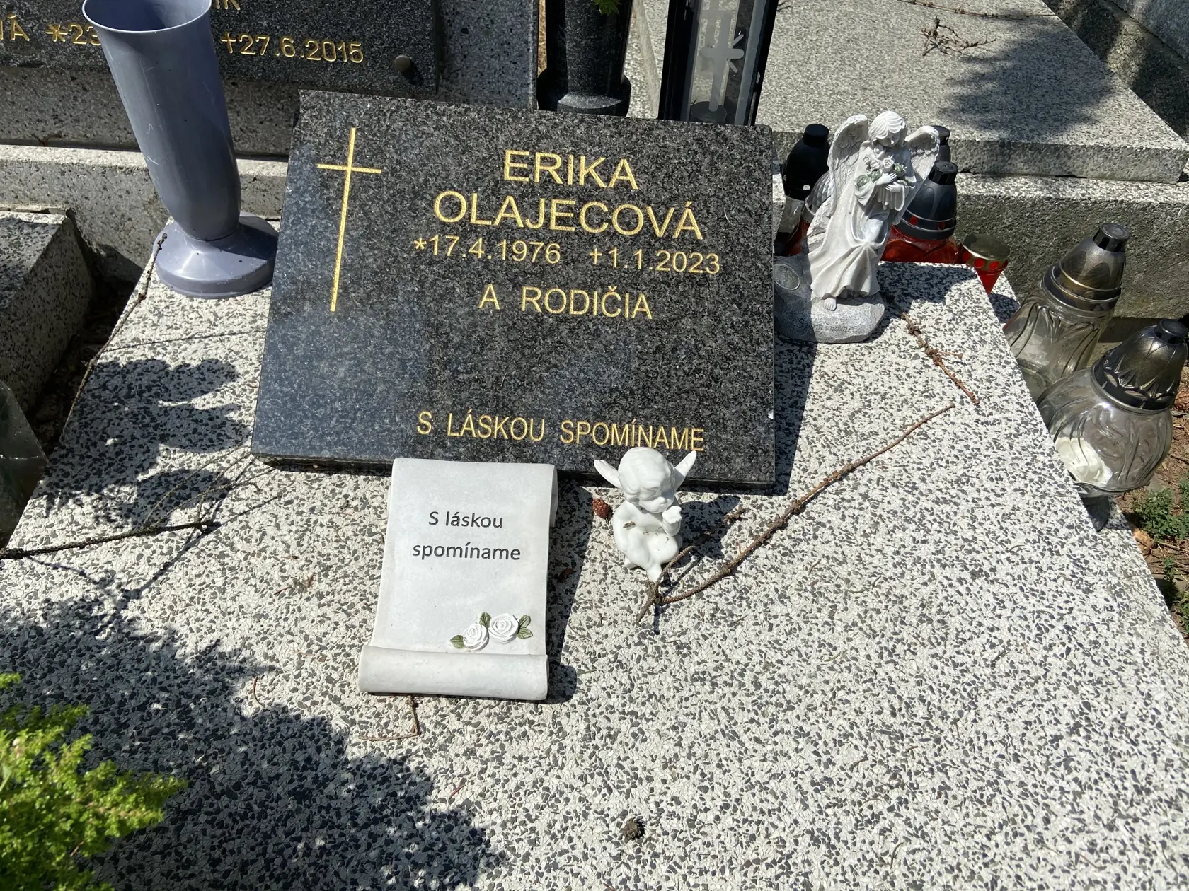 Erika má na hrobe tabuľku s jej menom a prídavkom " A RODIČIA", ktorí si už zrejme popritom, čo vybavovali pohreb dcéry zabezpečili aj svojej hrobové miesto.