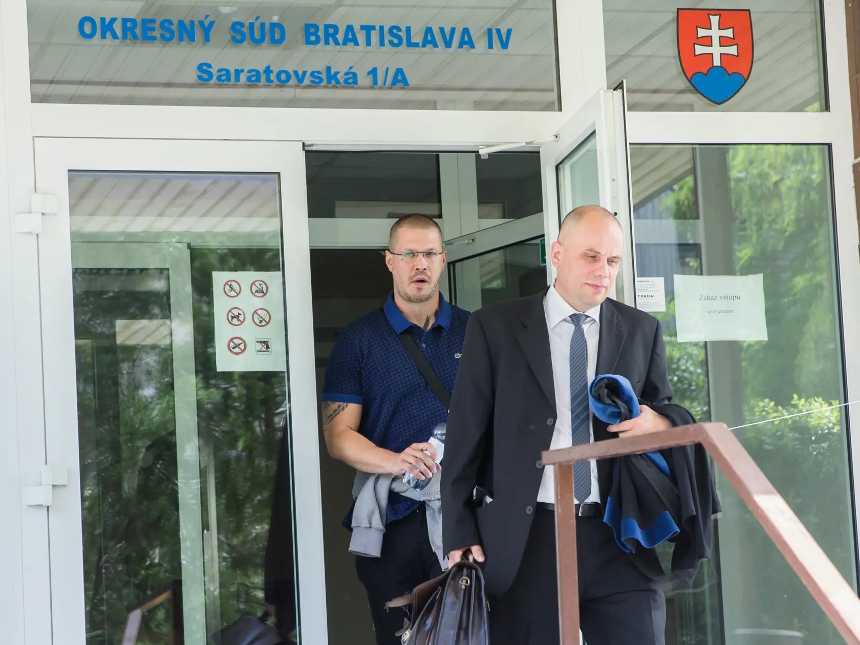Proti Perneckému bolo vedené trestné stíhanie vo veci prečinu nebezpečného vyhrážania, o verdikte rozhodoval súd. (na zábere Momo v modrom tričku)