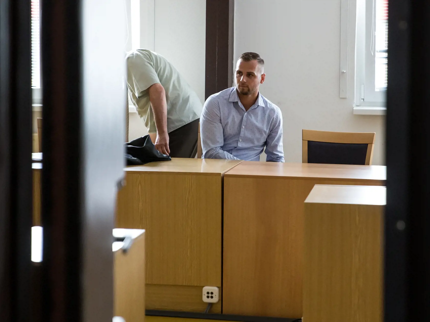 Proti Perneckému bolo vedené trestné stíhanie vo veci prečinu nebezpečného vyhrážania, o verdikte rozhodoval súd. (na zábere je starosta)