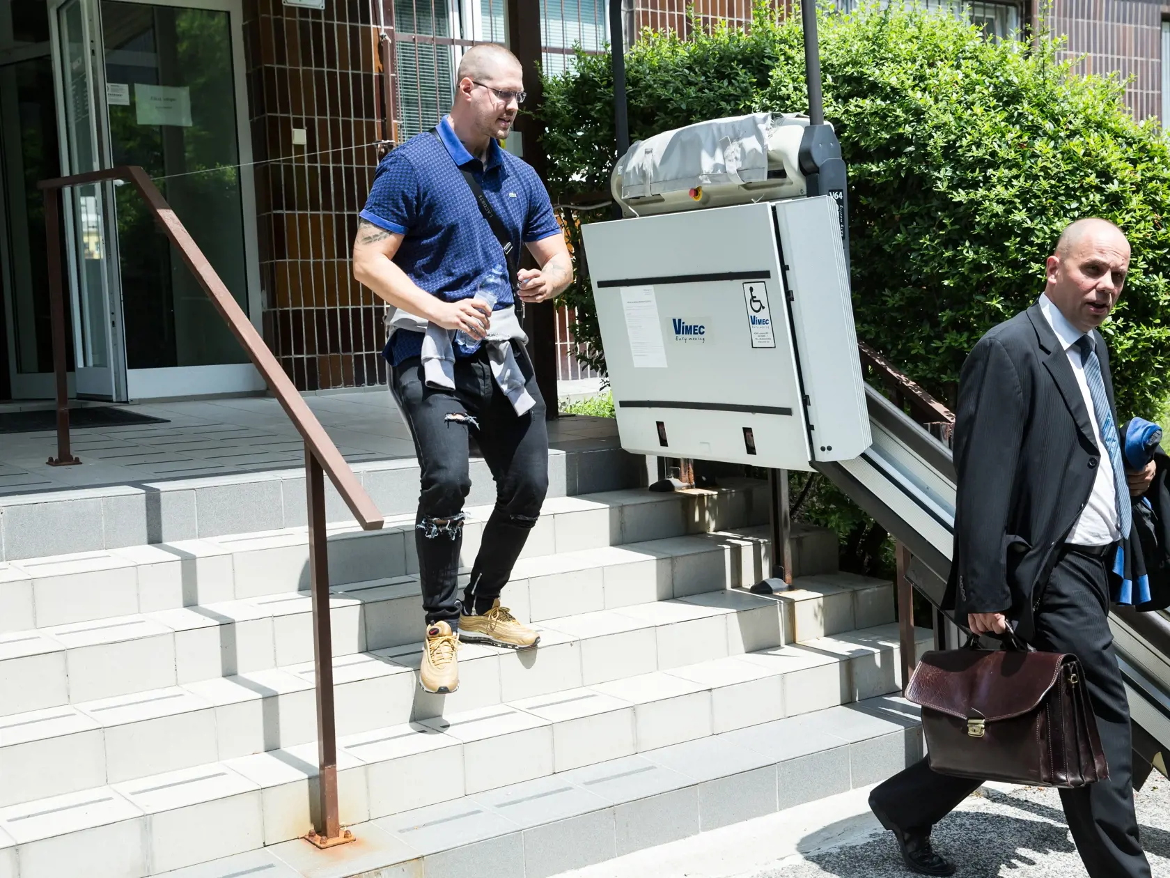 Proti Perneckému bolo vedené trestné stíhanie vo veci prečinu nebezpečného vyhrážania, o verdikte rozhodoval súd. (na zábere Momo v modrom tričku)