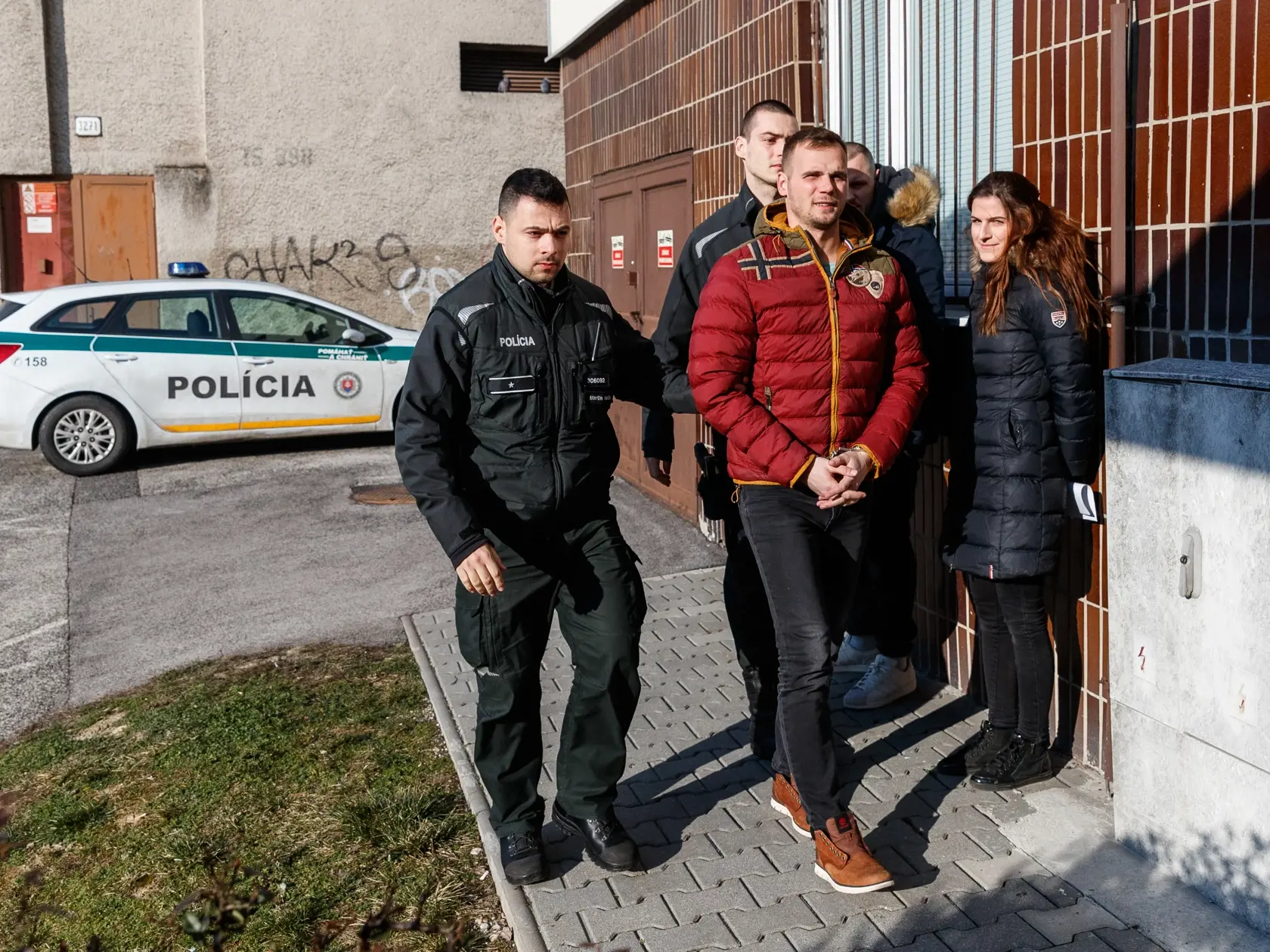 Príslušníci Policajného zboru Slovenskej republiky privádzajú pred sudcu Okresného súdú Bratislava IV starostu obce Malé Leváre,  Adriana Perneckého, proti ktorému sa viedlo trestné stíhanie vo veci prečinu nebezpečného vyhrážania. (archívne foto)