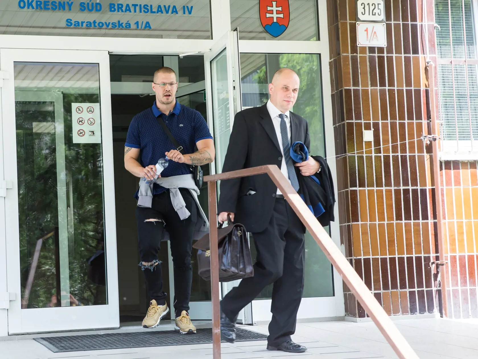 Proti Perneckému bolo vedené trestné stíhanie vo veci prečinu nebezpečného vyhrážania, o verdikte rozhodoval súd. (na zábere Momo v modrom tričku)