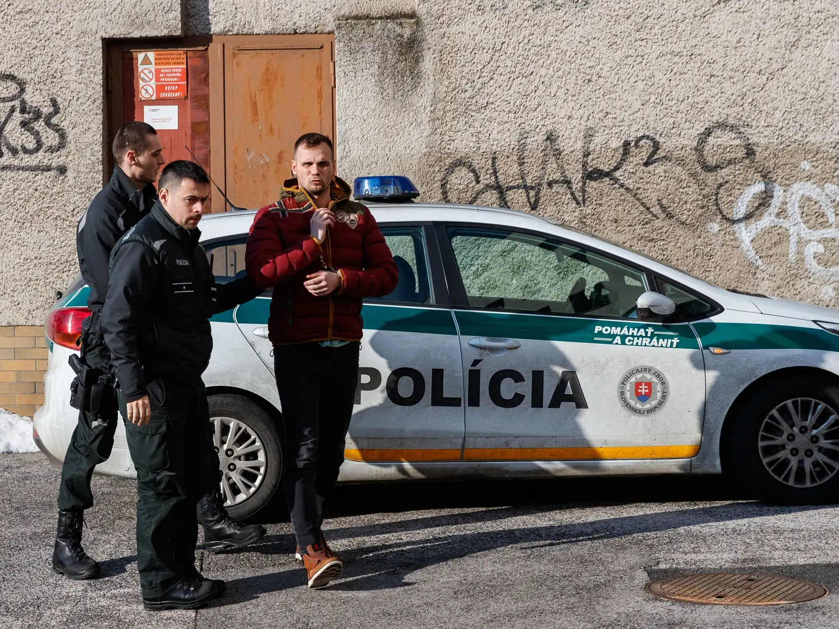Príslušníci Policajného zboru Slovenskej republiky privádzajú pred sudcu Okresného súdú Bratislava IV starostu obce Malé Leváre,  Adriana Perneckého. (archívne foto)