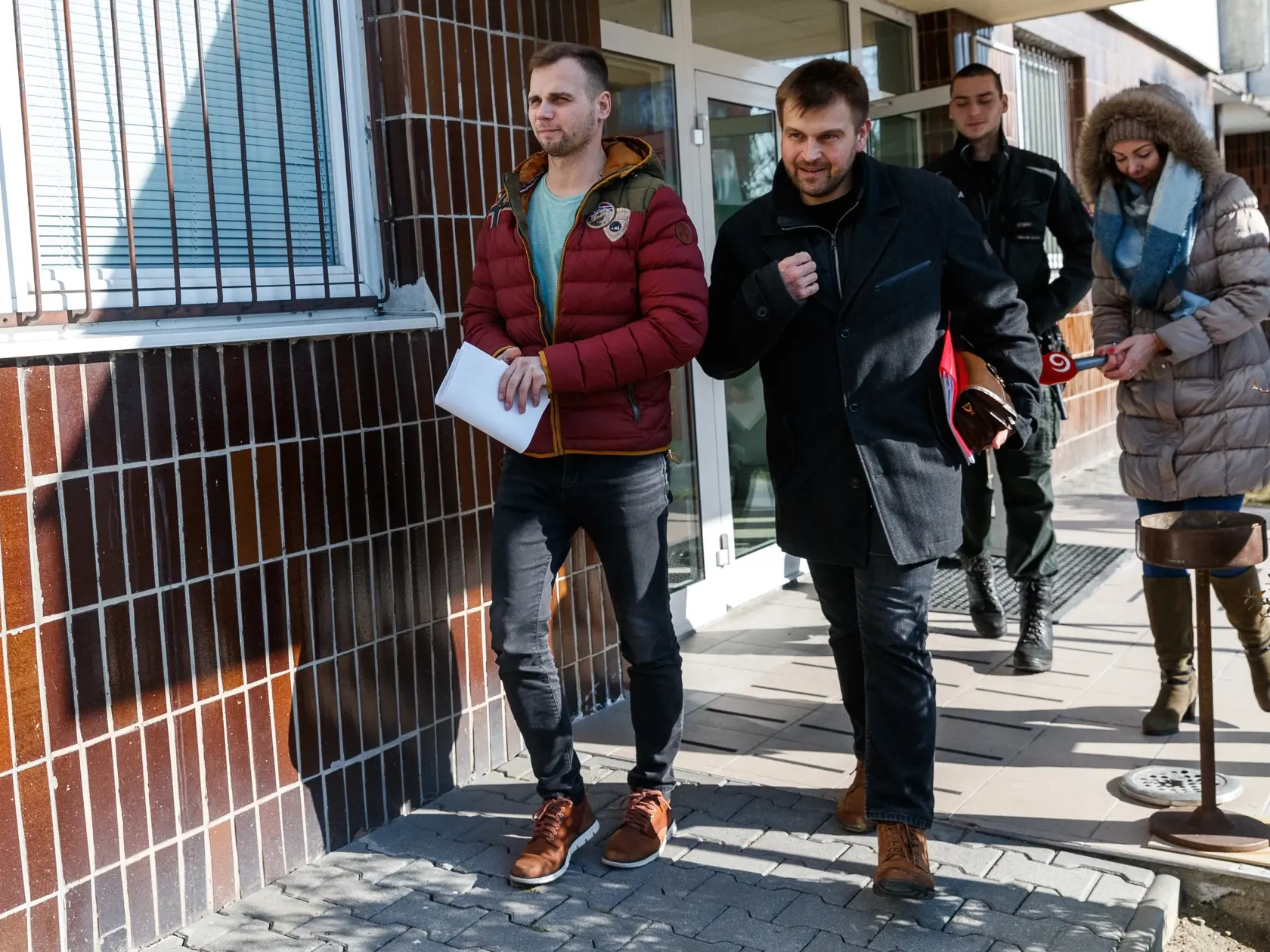 Starosta obce Malé Leváre, Adrian Pernecký, proti ktorému bolo vedené trestné stíhanie vo veci prečinu nebezpečného vyhrážania opúšťa budovu Okresného súdu Bratislava IV. (archívne foto)