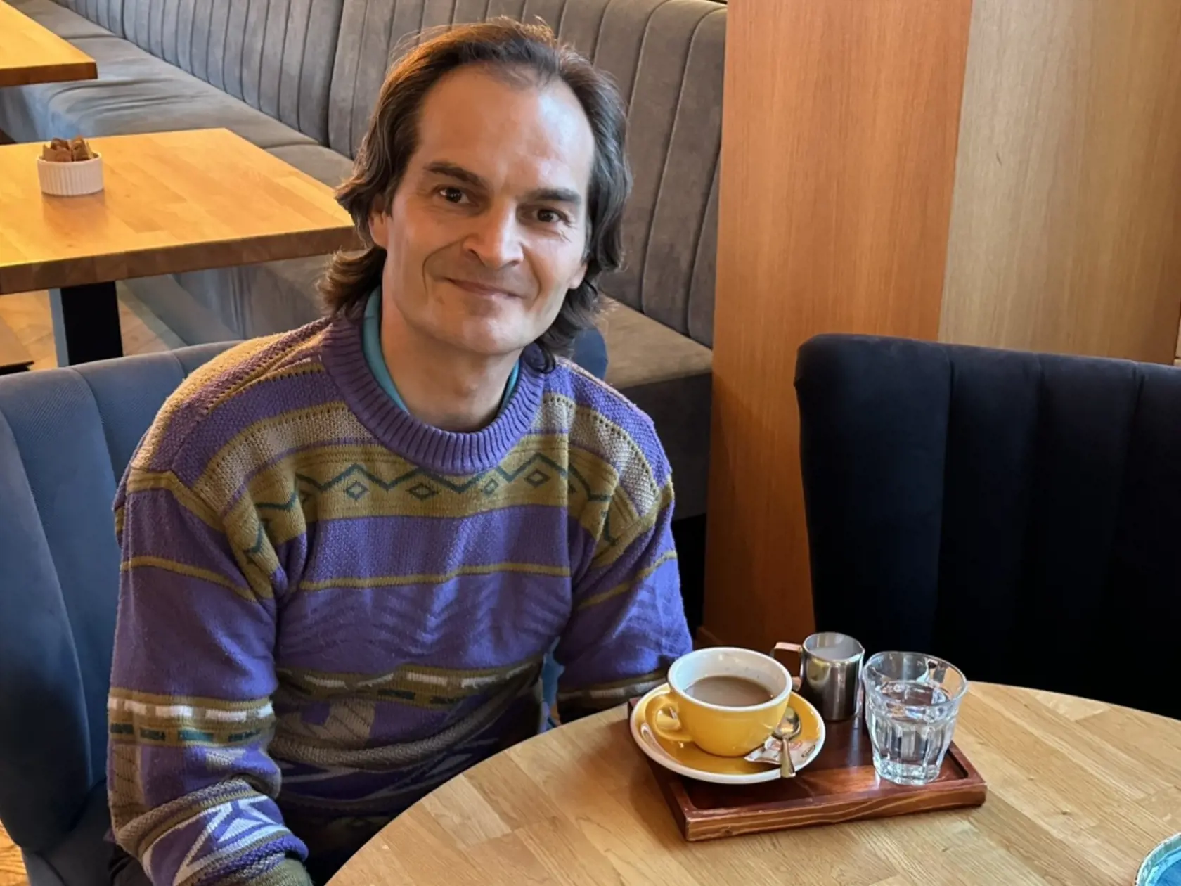 Ladislav:  „Na cenách je inflácia dosť cítiť, ale doma sa neoplatí variť, aspoň mne, ktorý som sám. Aj dnes som bol na obed u kamaráta v reštaurácii. On varí zo slovenských potravín, takže nárast z nejakých päť na šesť eur je prijateľný. Človek ak si ide nakúpiť, doma si uvarí a musí ešte sledovať spotrebu, neoplatí sa to. Navyše ak niekedy človek za nákup zaplatil tri deväťdesiat a dnes to vyjde na sedem-osem eur.“