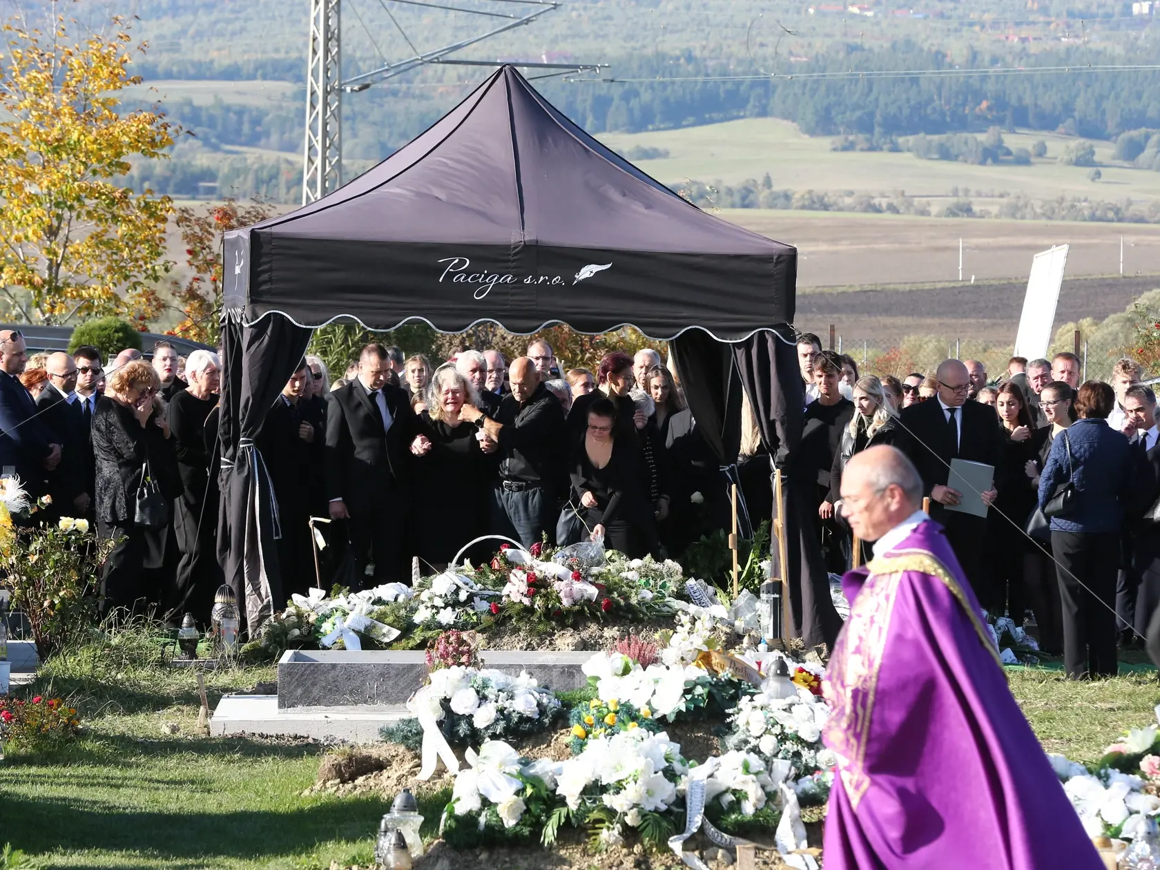 Posledná rozlúčka s nadanou študentkou Broňou. V sobotu (8.10.) sa rozlúčili rodiny Mareka a Brone so svojími milovanými deťmi, vnúčatami, a súrodencami. Ich mladé životy vyhasli vinou opitého vodiča.