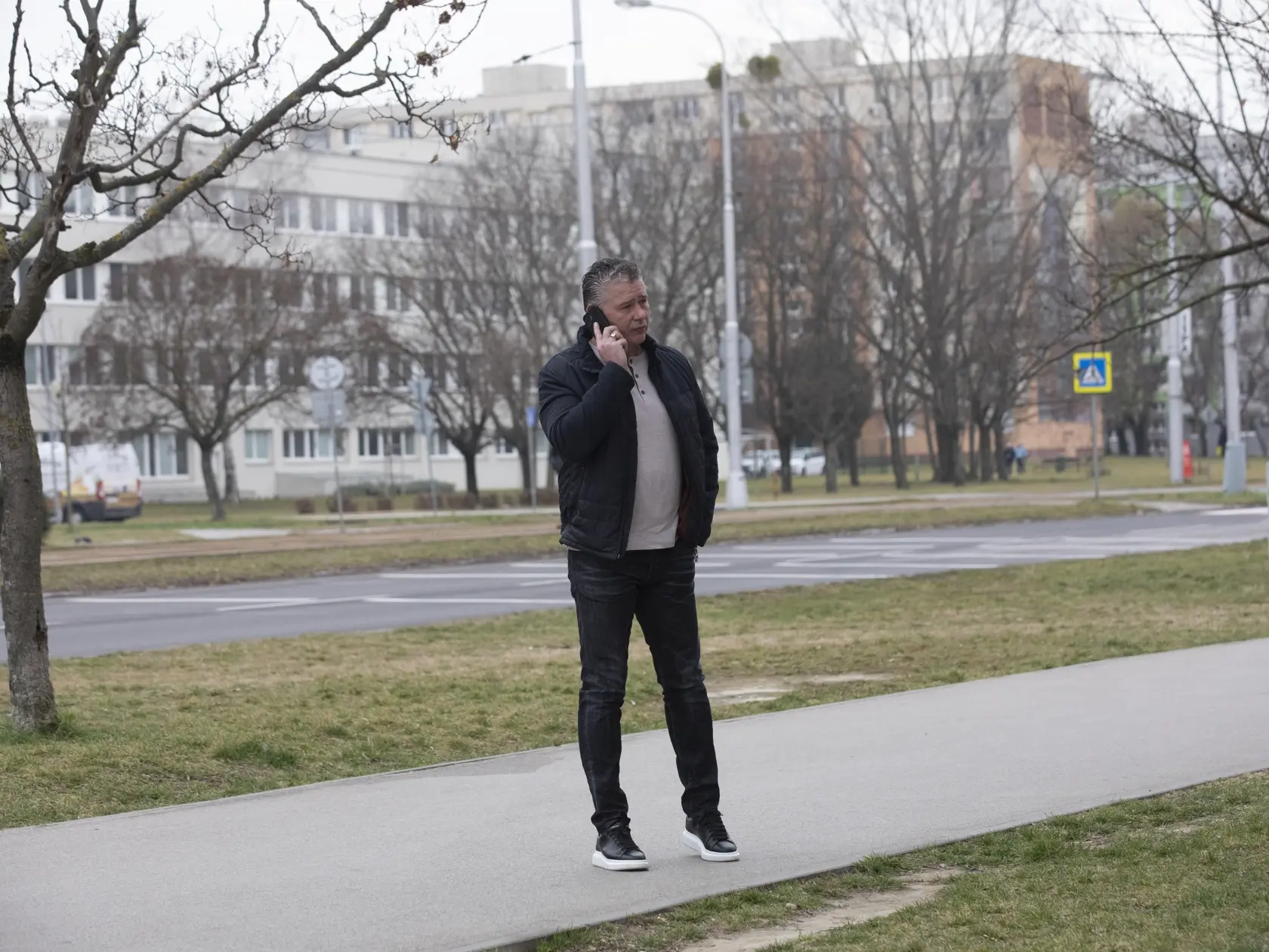Na snimke je exminister vnútra Roman Mikulec pri odchode  z OR PZ Bratislava II.