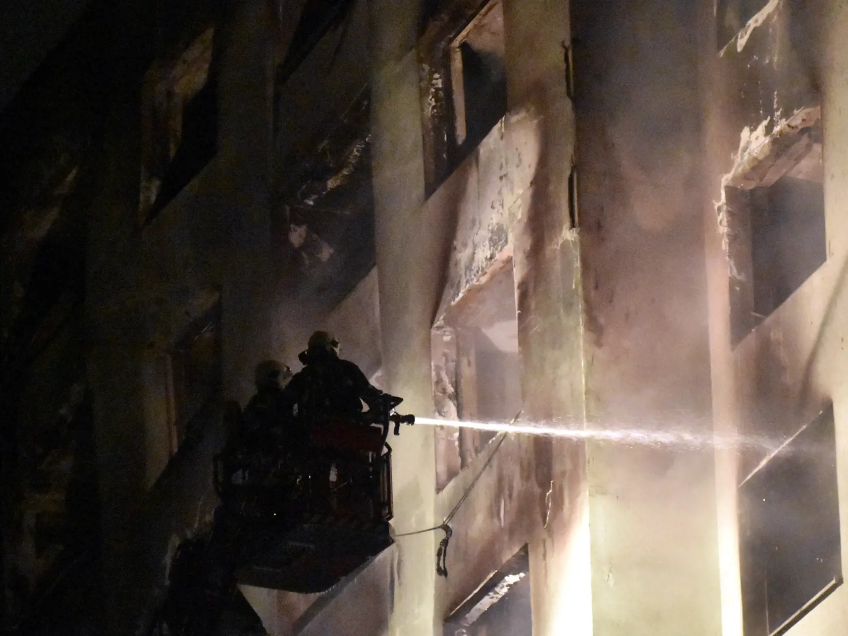 Na snímke hasiči likvidujú požiar bytového domu po výbuchu plynu v Prešove 6. decembra 2019. FOTO TASR - Vladimír Benko